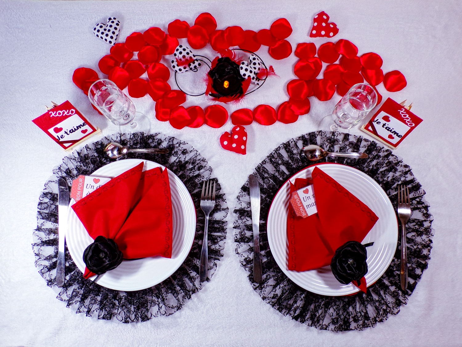 décoration de table fait main romantique pétales de roses rouge et noir