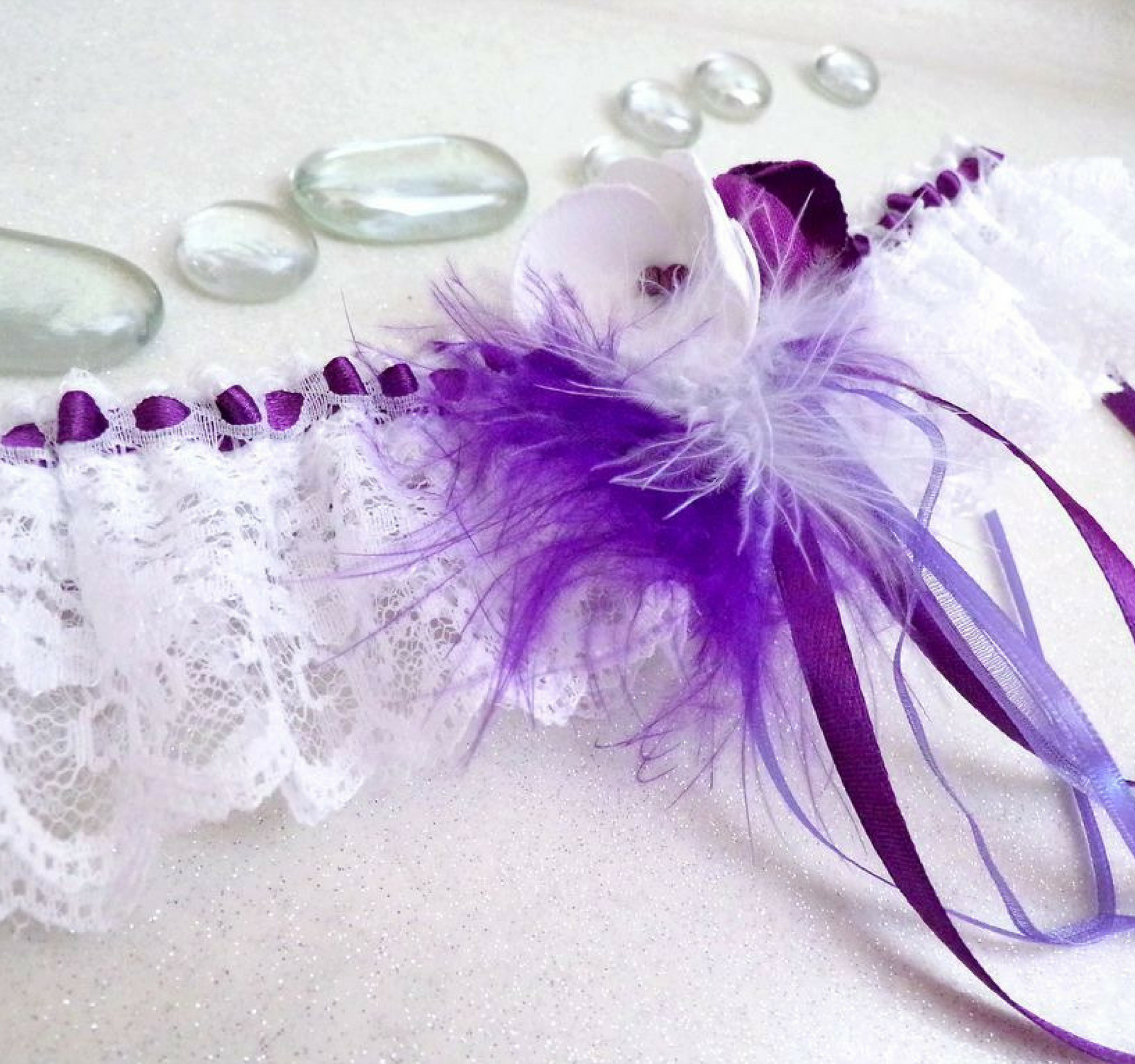 Jarretière mariage plumes fleurs fait main