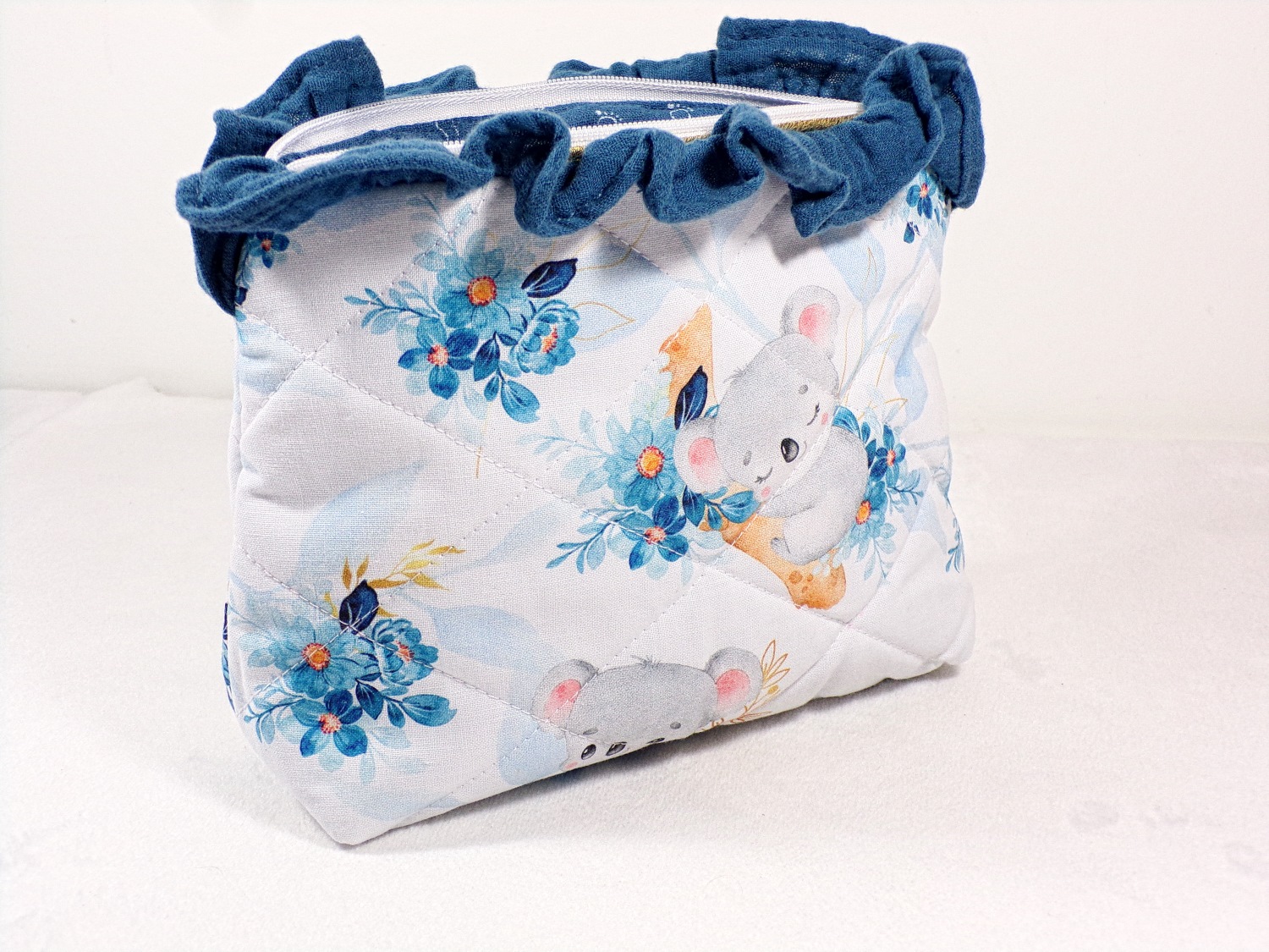 cadeau naissance fait main trousse toilette koala bleu