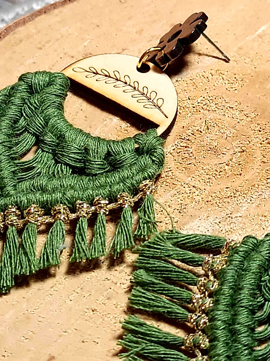 boucle oreille pendante macramé vert doré
