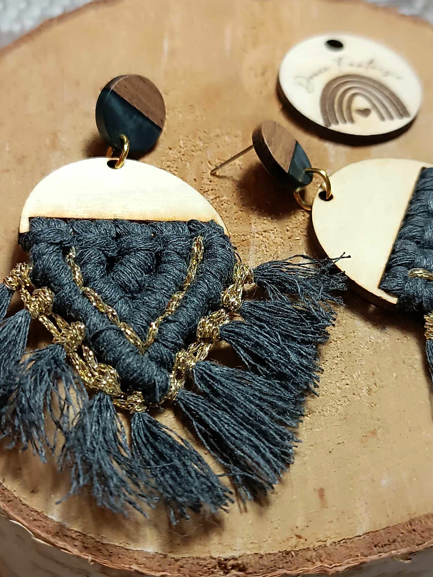 boucles oreilles bois macramé gris or pendantes