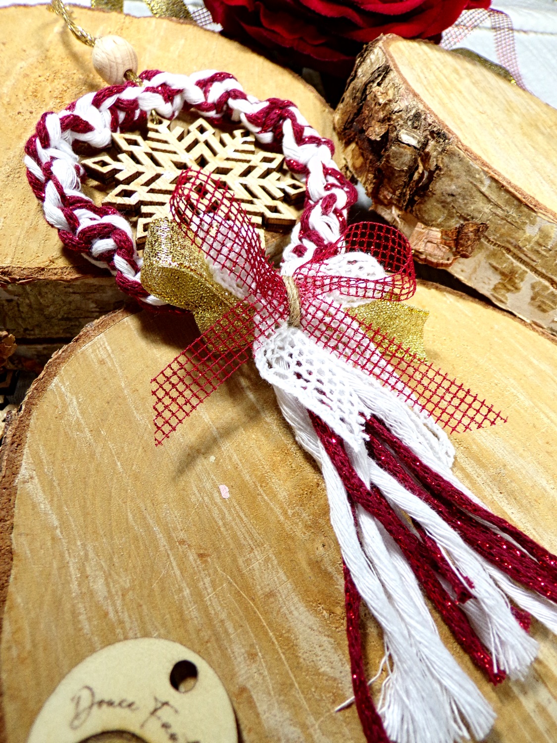 ornement sapin noel rouge blanc couronne flocon macramé fait main