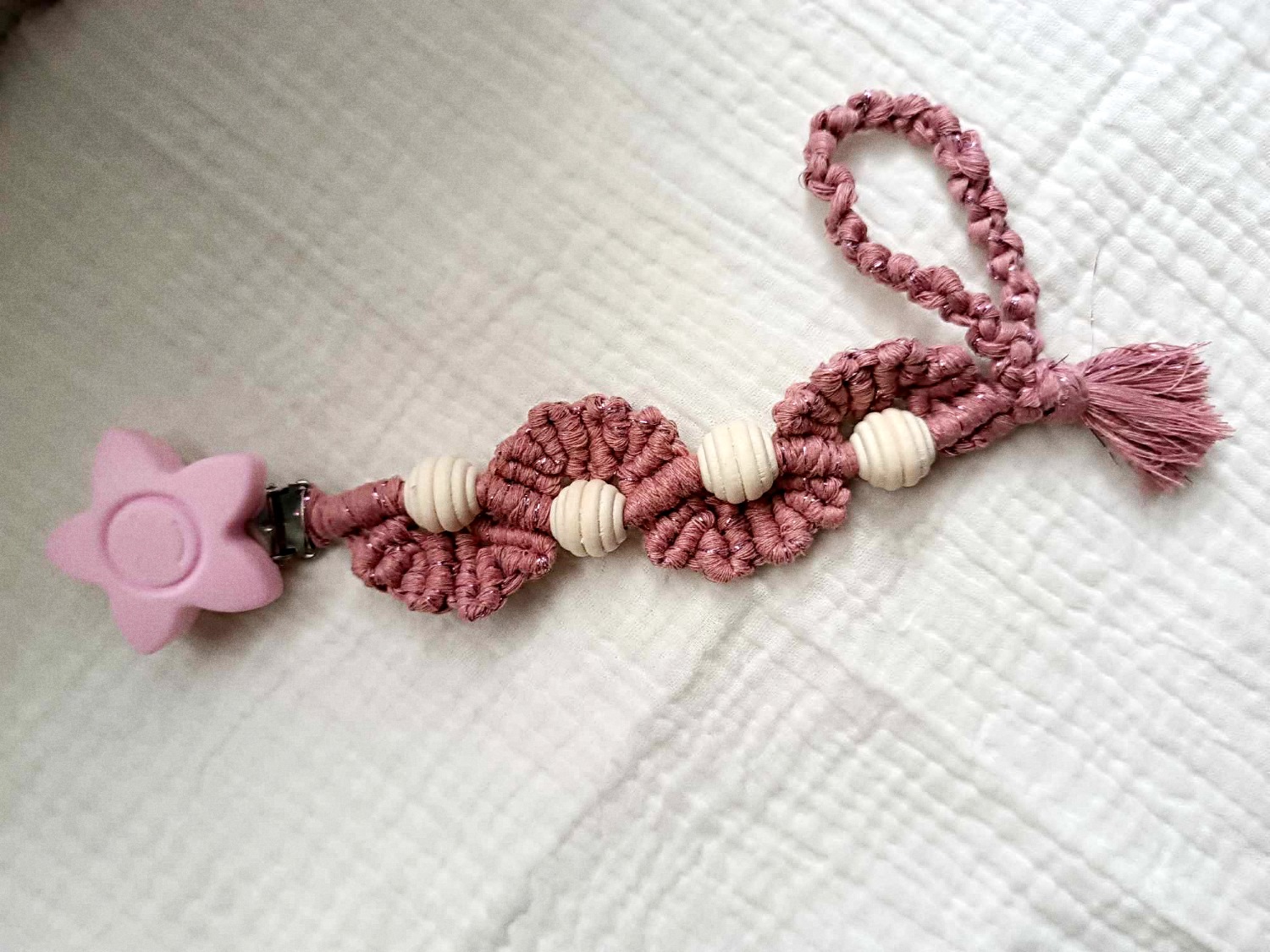 attache tétine macramé perles en bois rose
