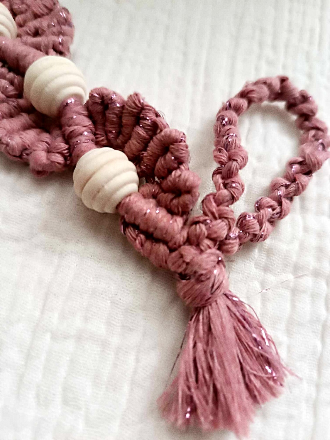attache sucette macramé perles en bois rose