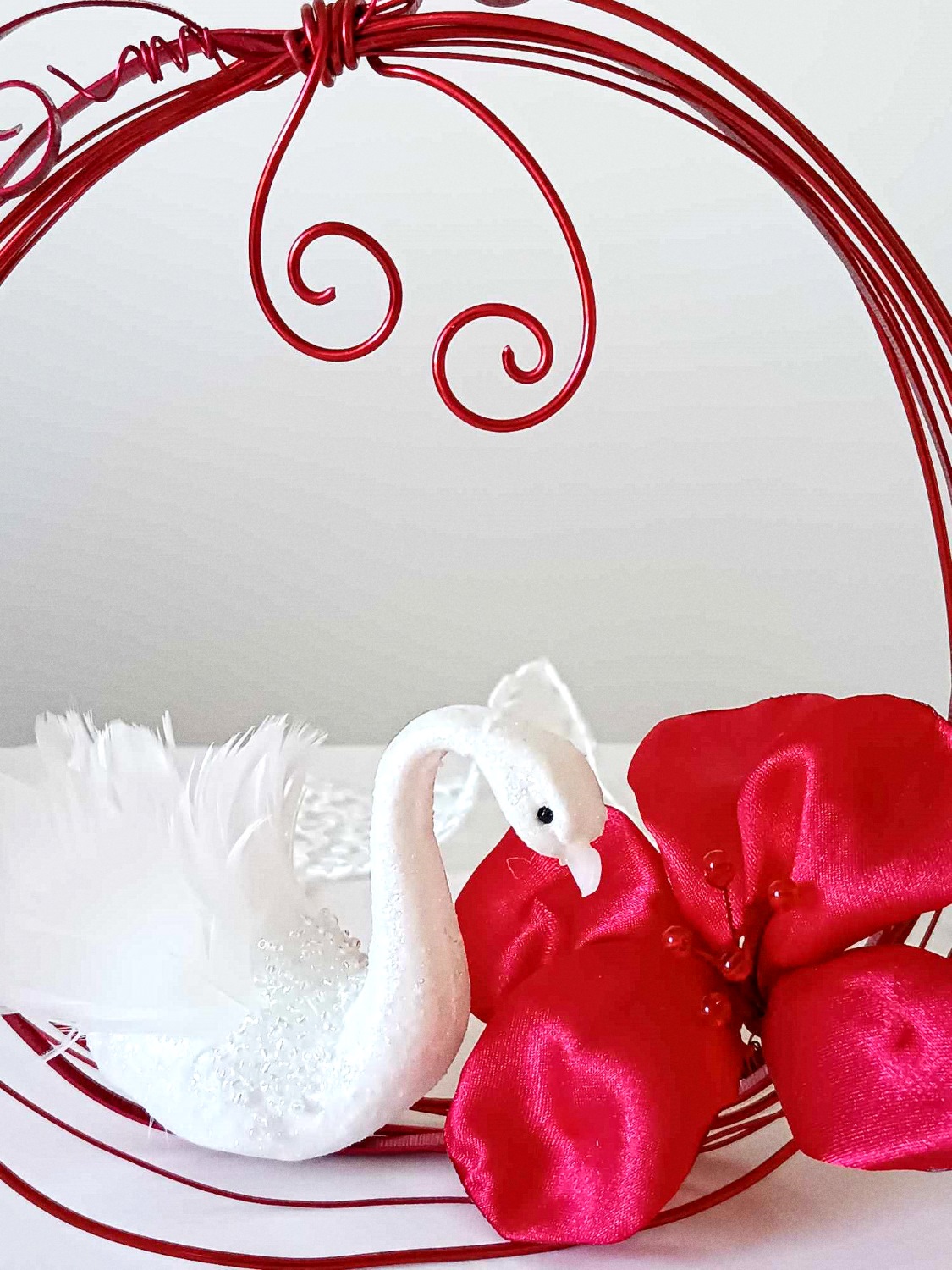 porte alliances fleurs mariage rouge et blanc amour