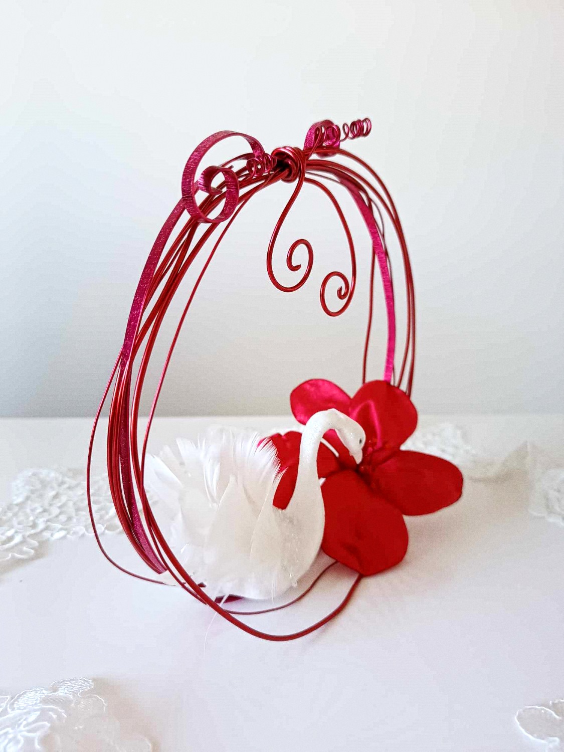 porte alliances mariage amour fleurs rouge blanc cygne