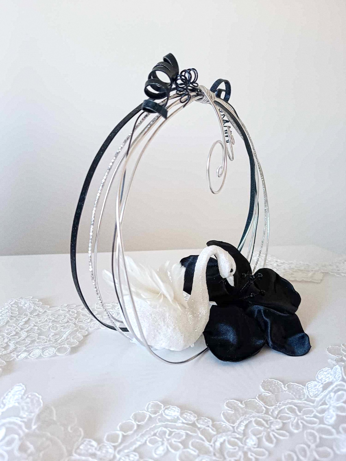 porte alliances noir et balnc mariage glamour chic