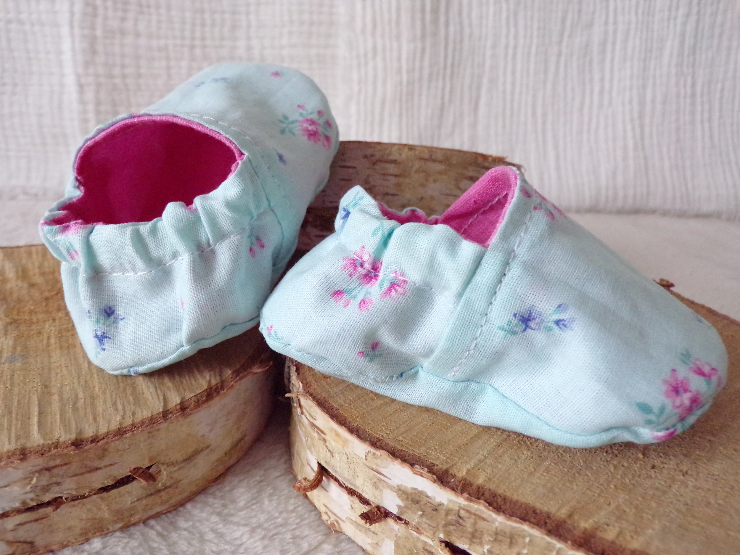 chausson reversibles souples bébé fleurs rose bleu