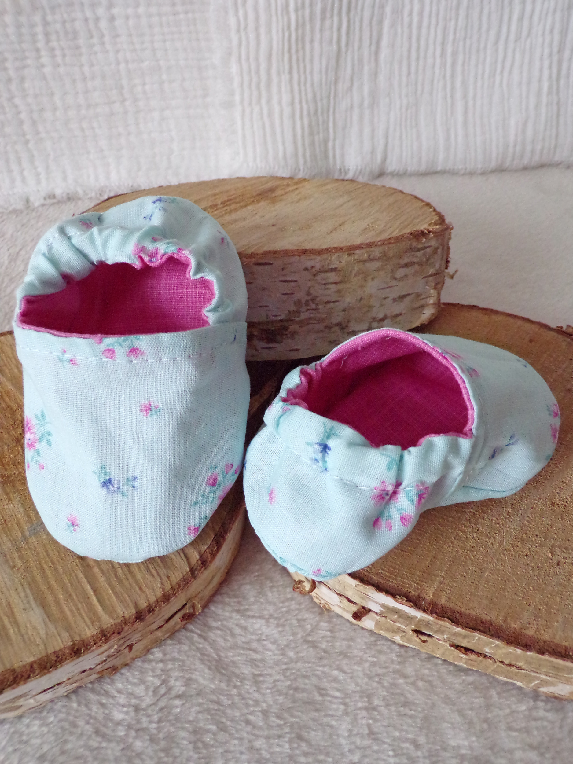 chaussons souples bébé reversibles fleurs bleu rose