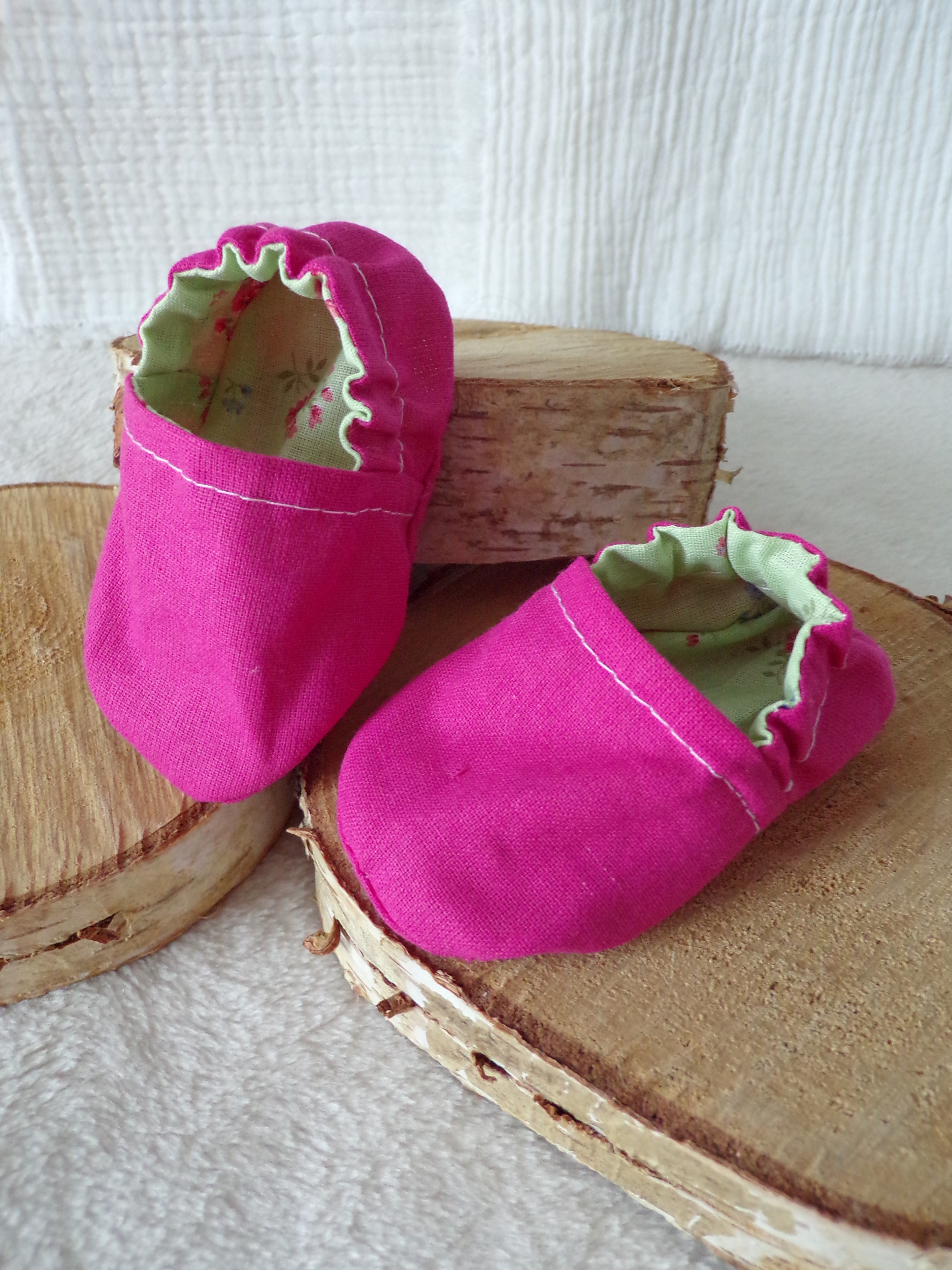 chaussons reversibles souples bébé fleurs fuchsia vert