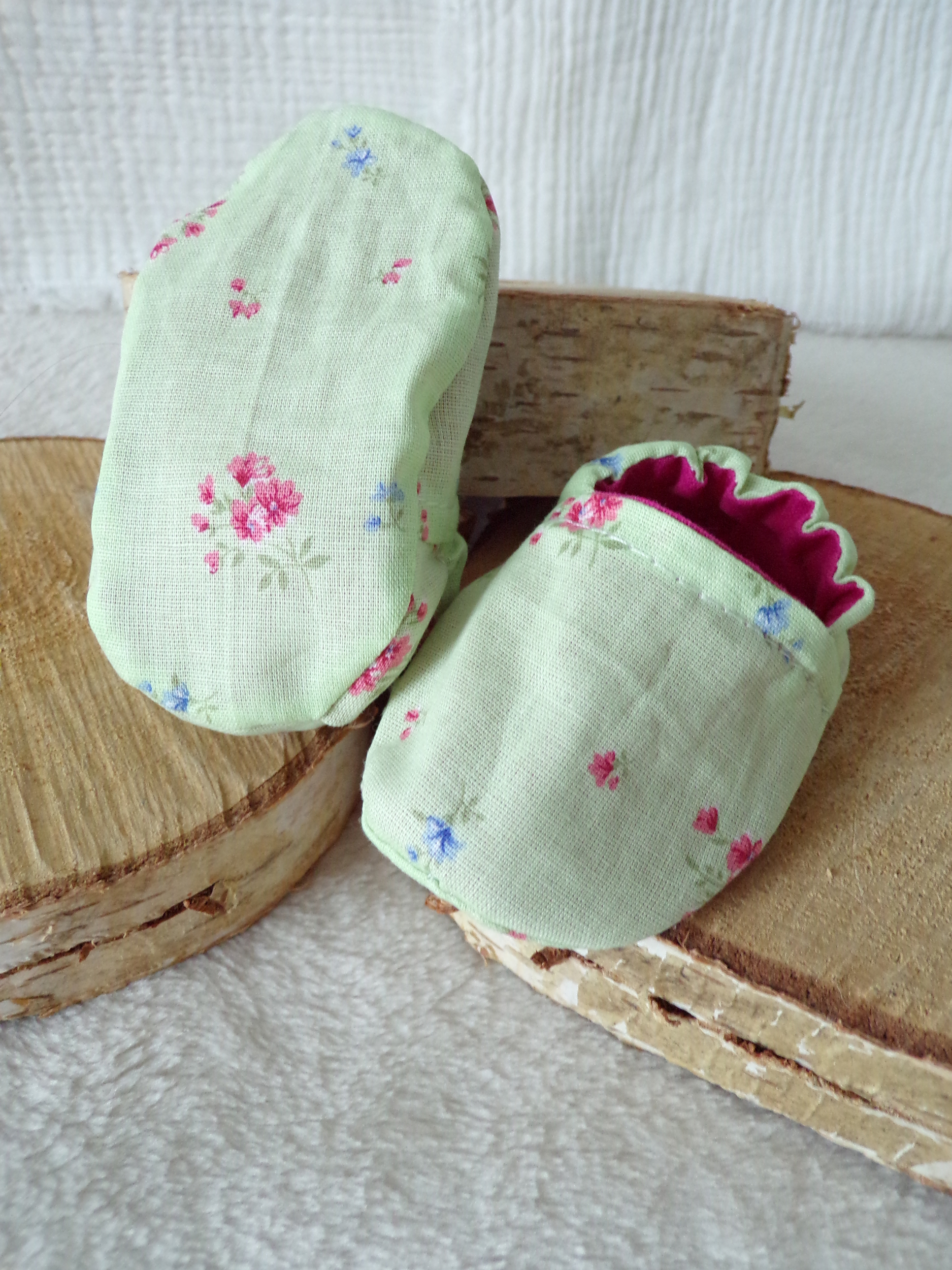 chaussons souples reversibles bébé fleurs fuchsia vert