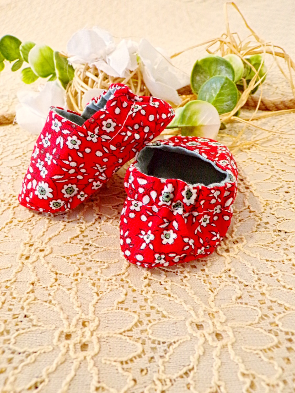 chaussons bébé fleurs rouge souples tissus fait main