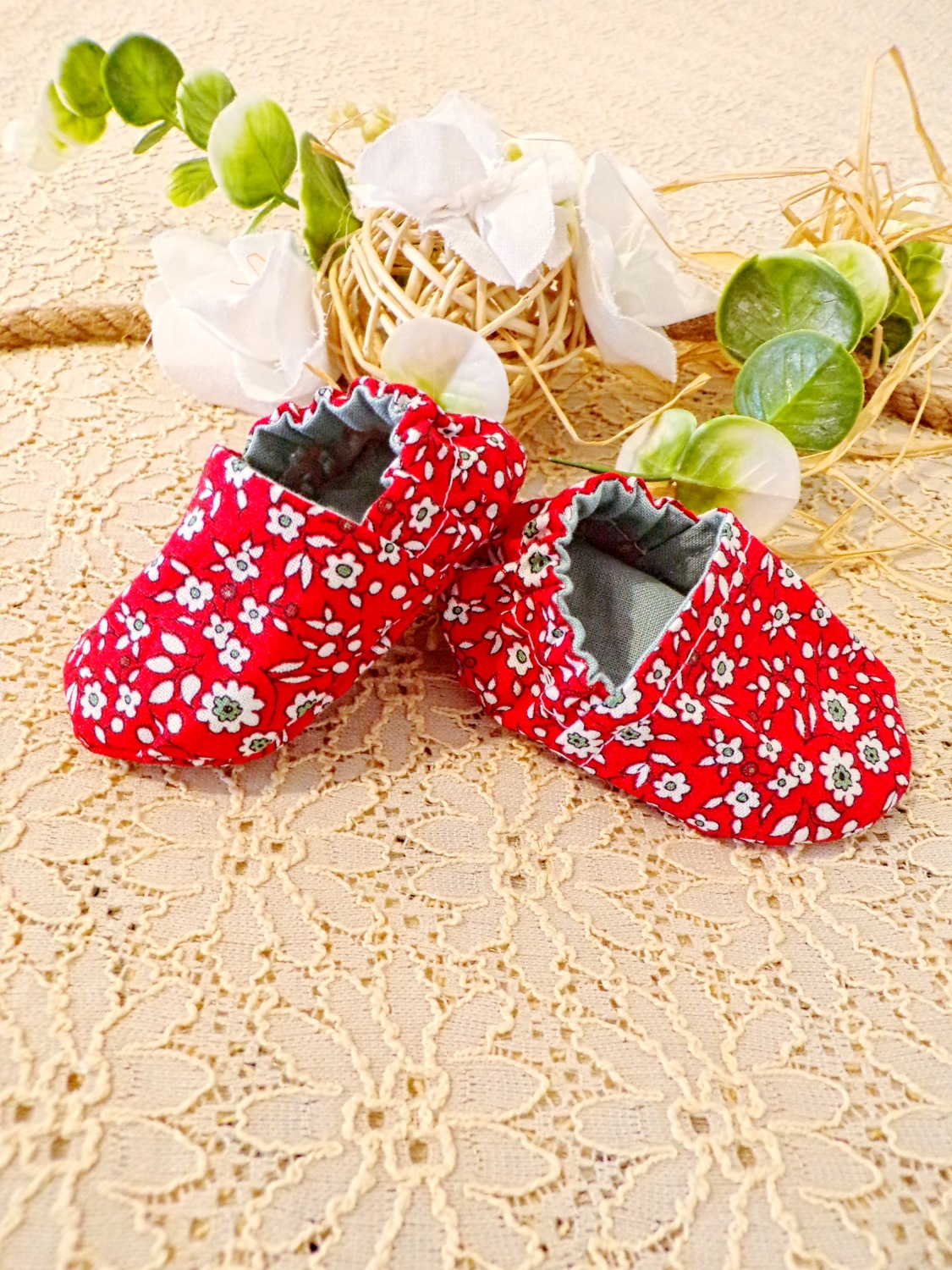 chaussons fille souples fleurs rouge fait main