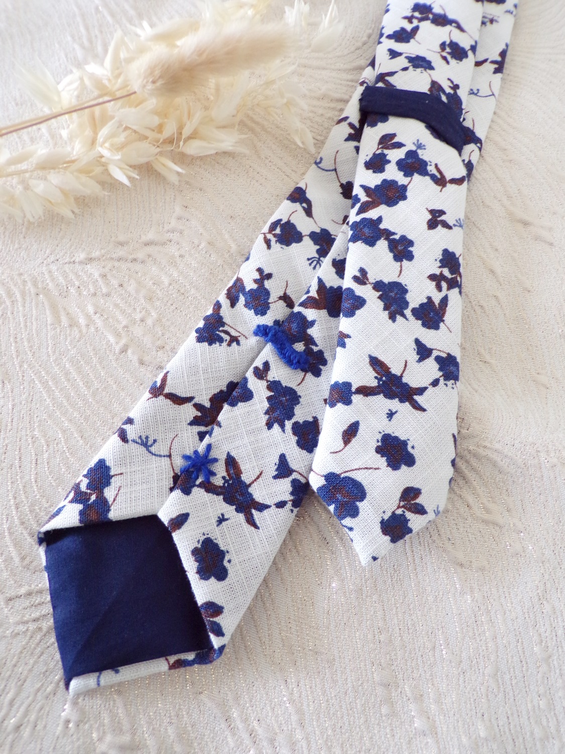 cravate fleurs bleu marine lin fait main artisanal