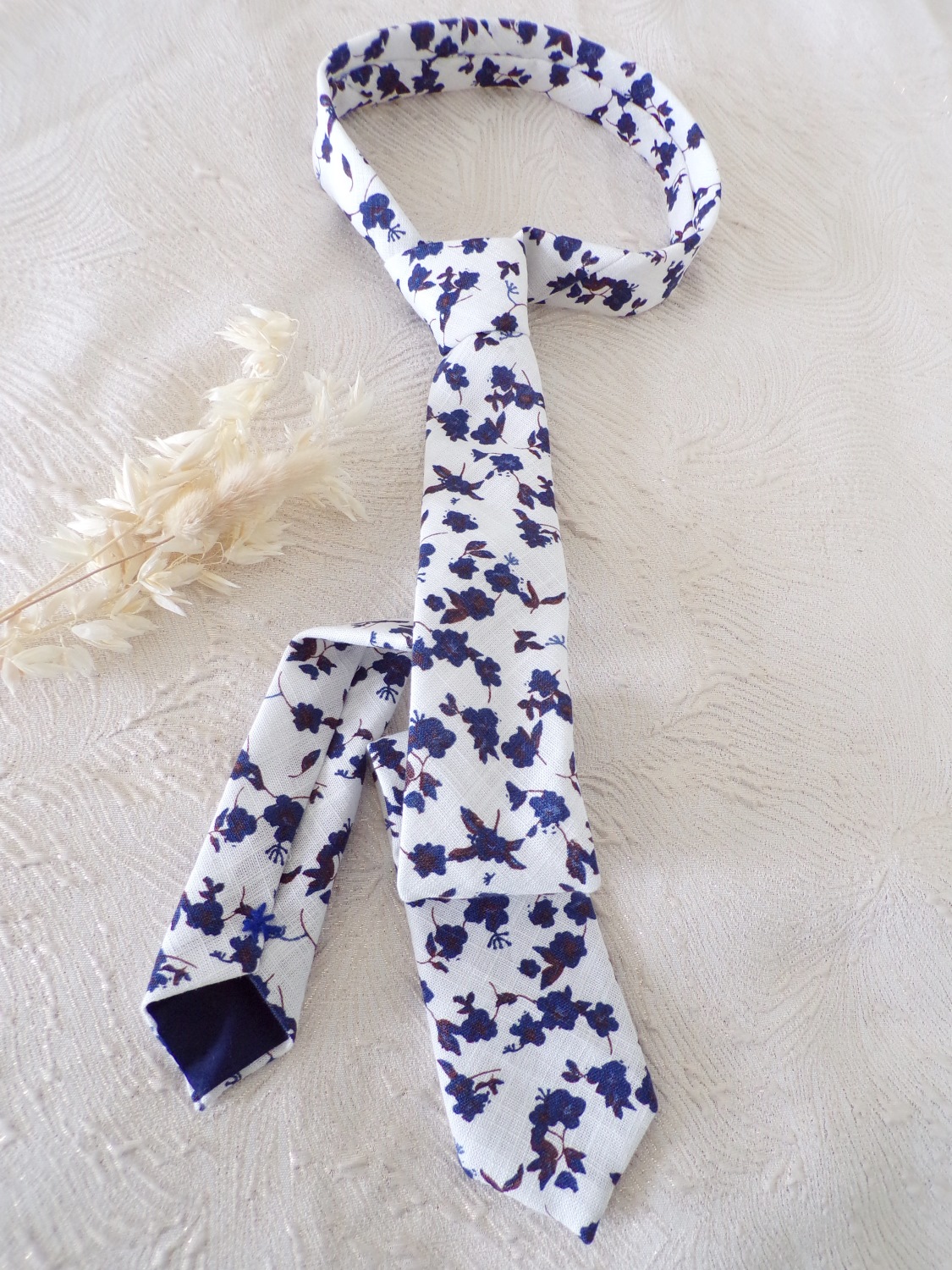 cravate lin fleurie bleu roi mariage