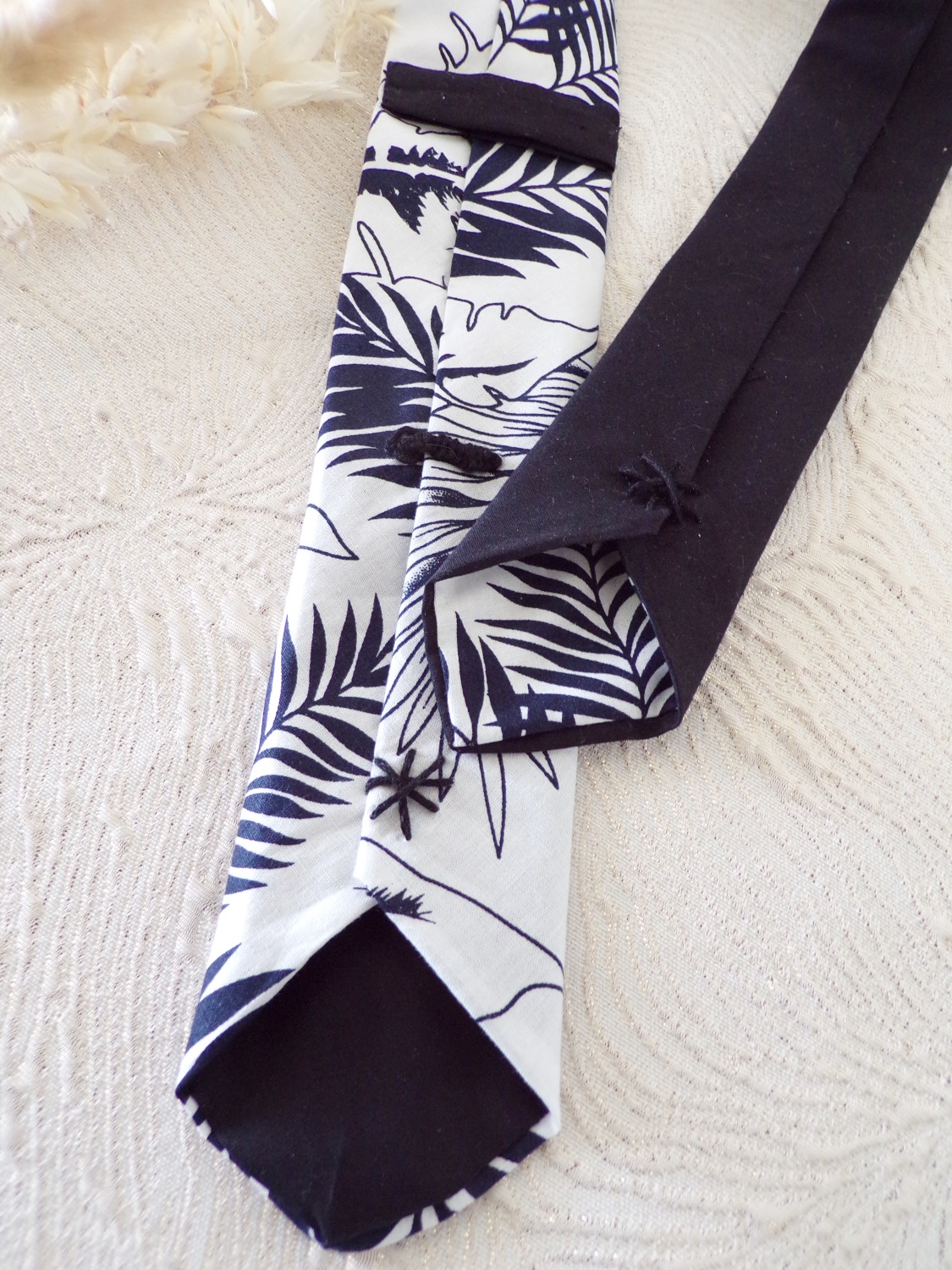 cravate slim noire feuilles