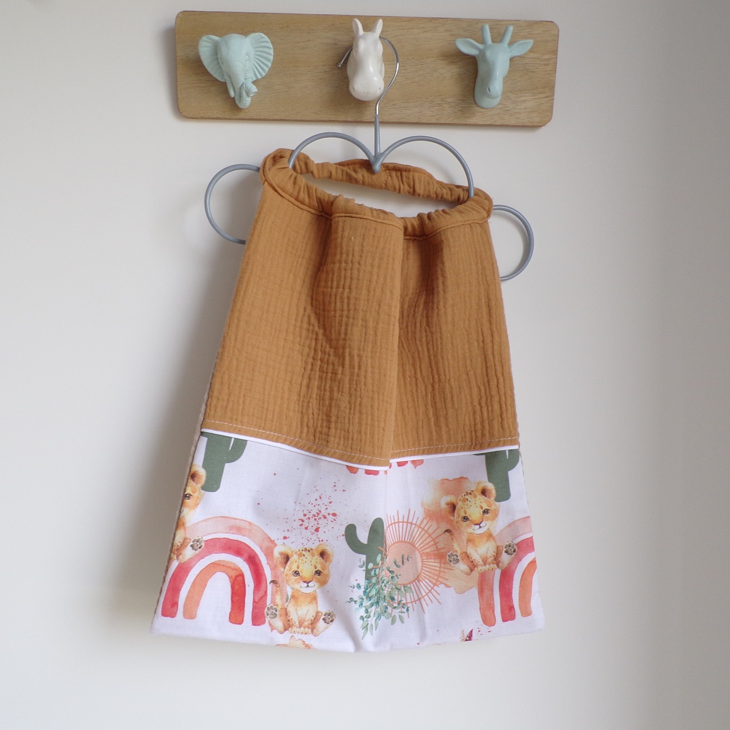 serviette de cantine élastique éponge lion