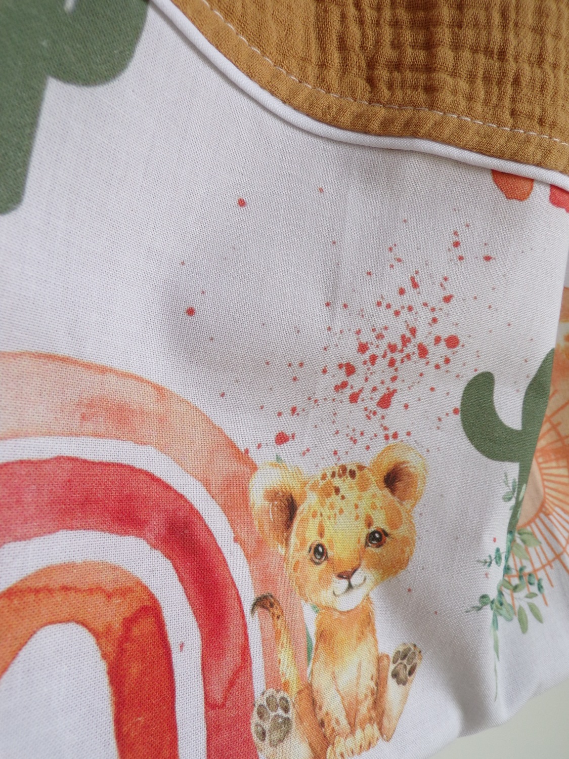 serviette maternelle eponge lion
