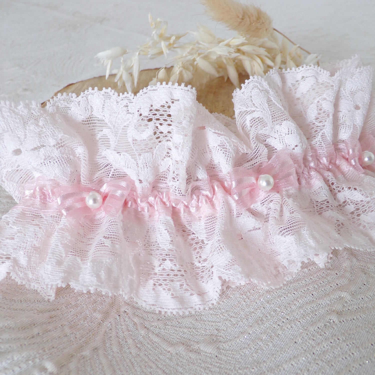 jarretière de mariée romantique dentelle de calais rose mariage cousu main