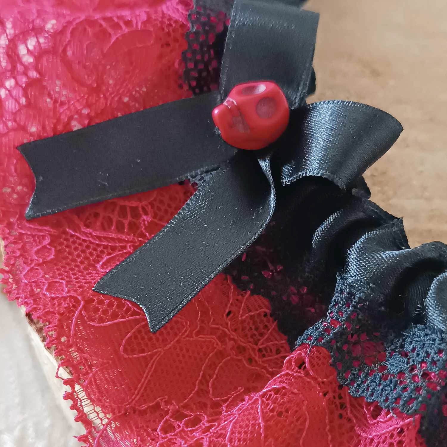 jarretière mariage gothique rouge et noir