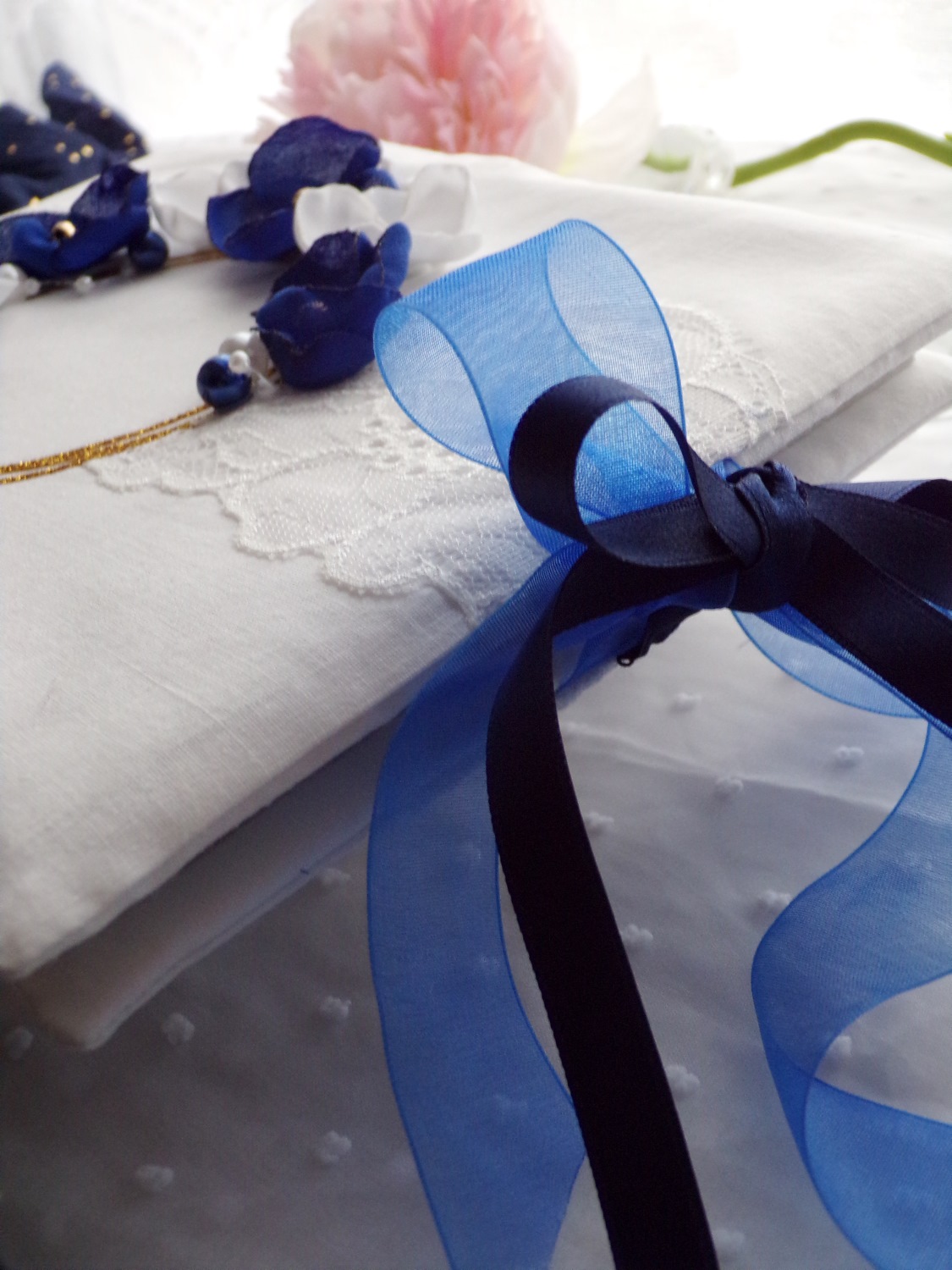 accessoire mariage bleu roi dentelle fleurs perles doré