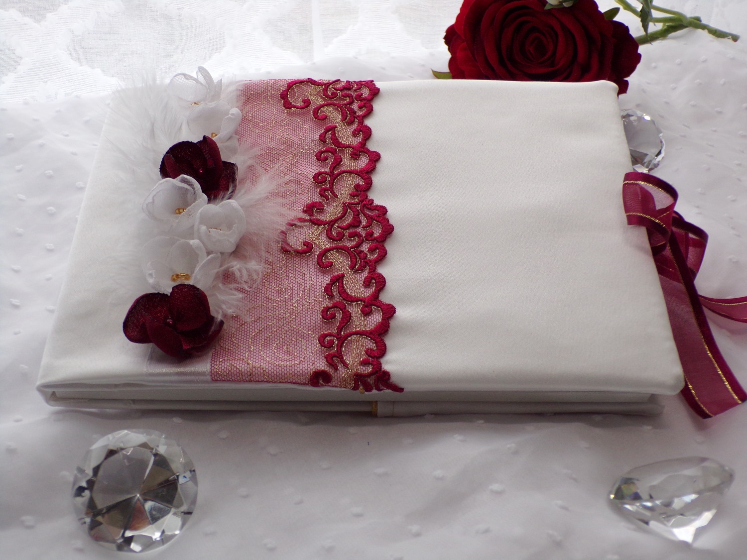 livre dor mariage dentelle plume rouge blanc or