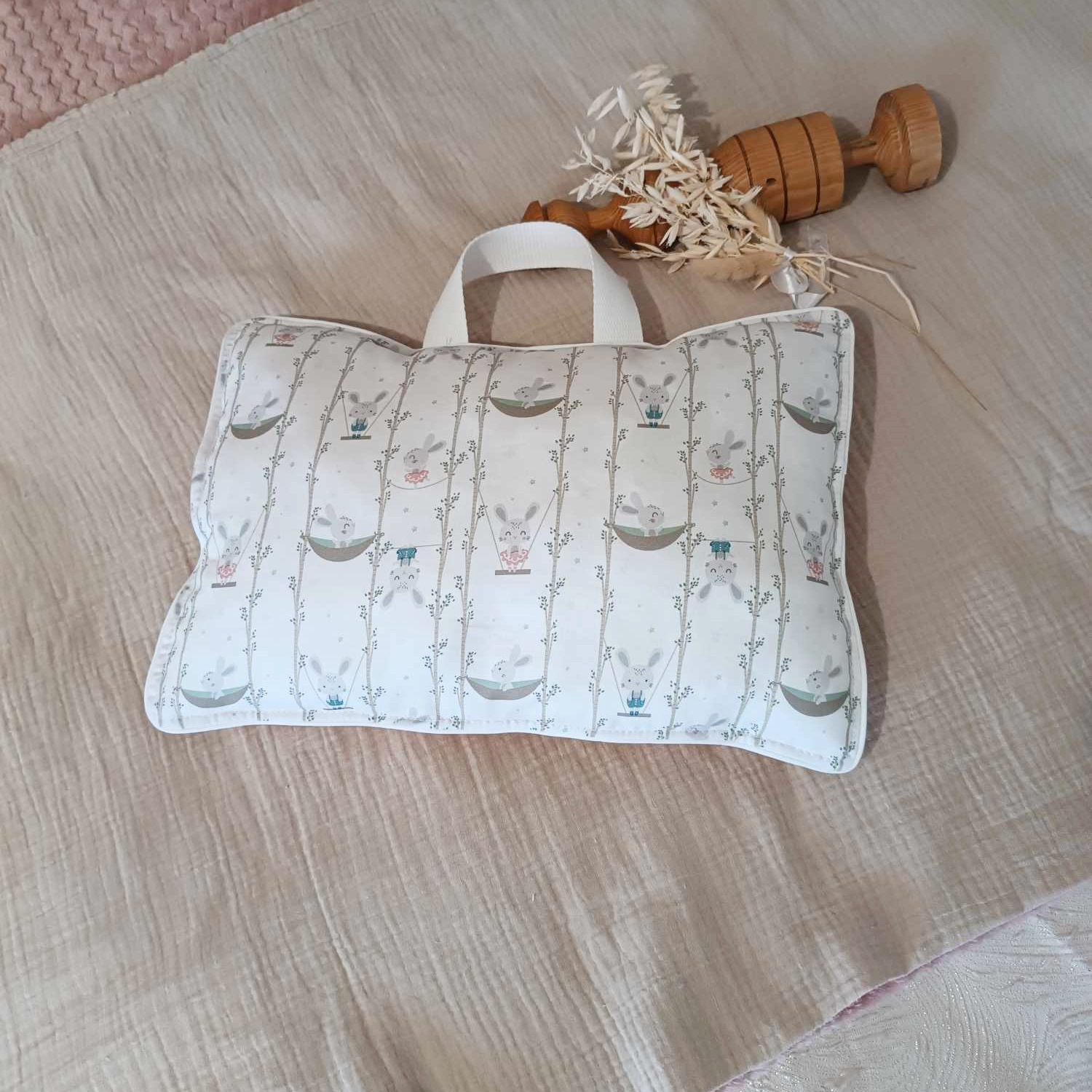 coussin de sieste maternelle lapin rose