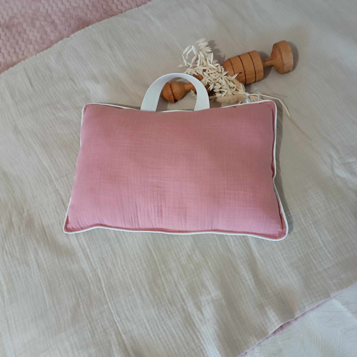 coussin sieste fille maternelle transportable lapin rose