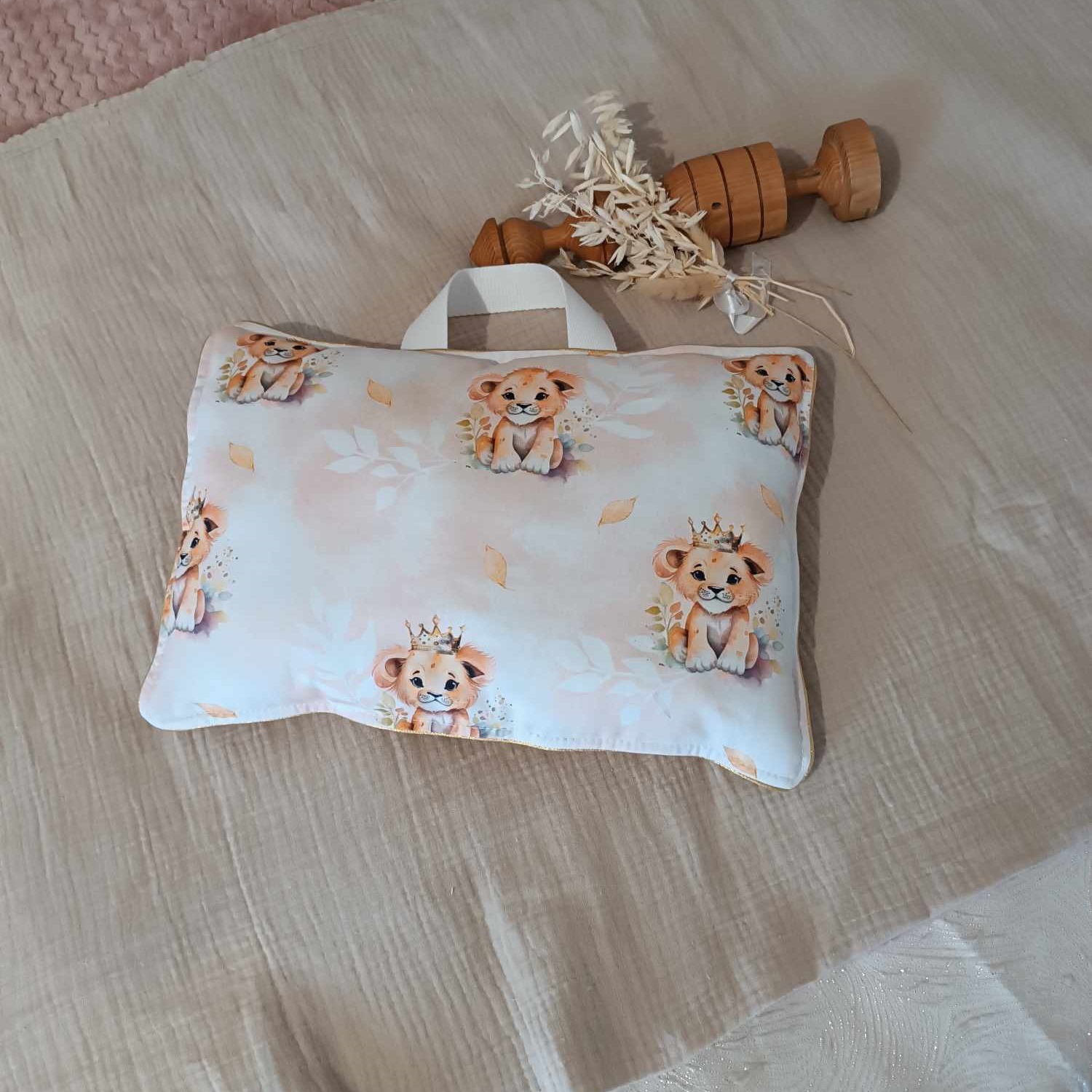coussin de sieste maternelle lion