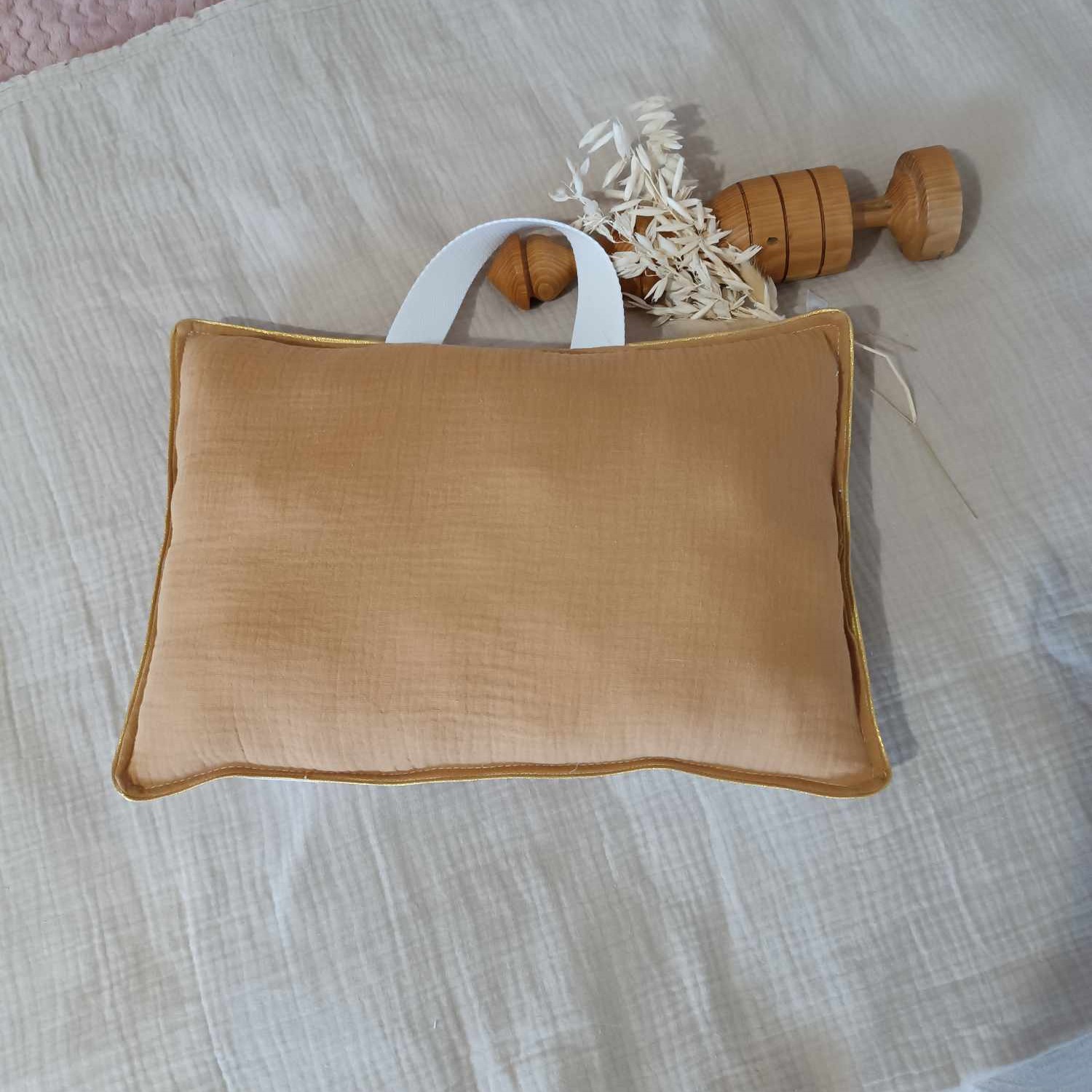 coussin enfant sieste maternelle poignée lion