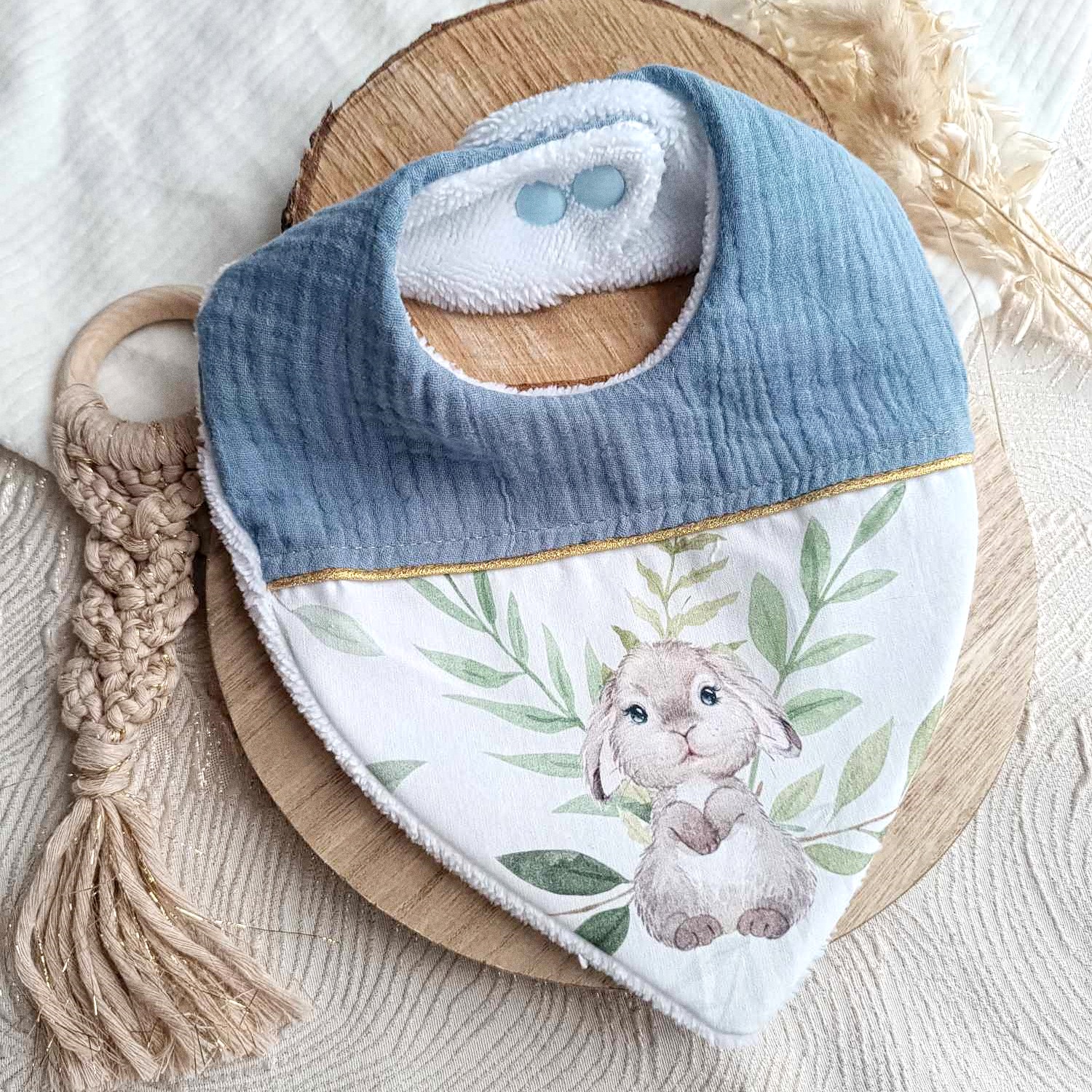 bavoir naissance lapin bleu