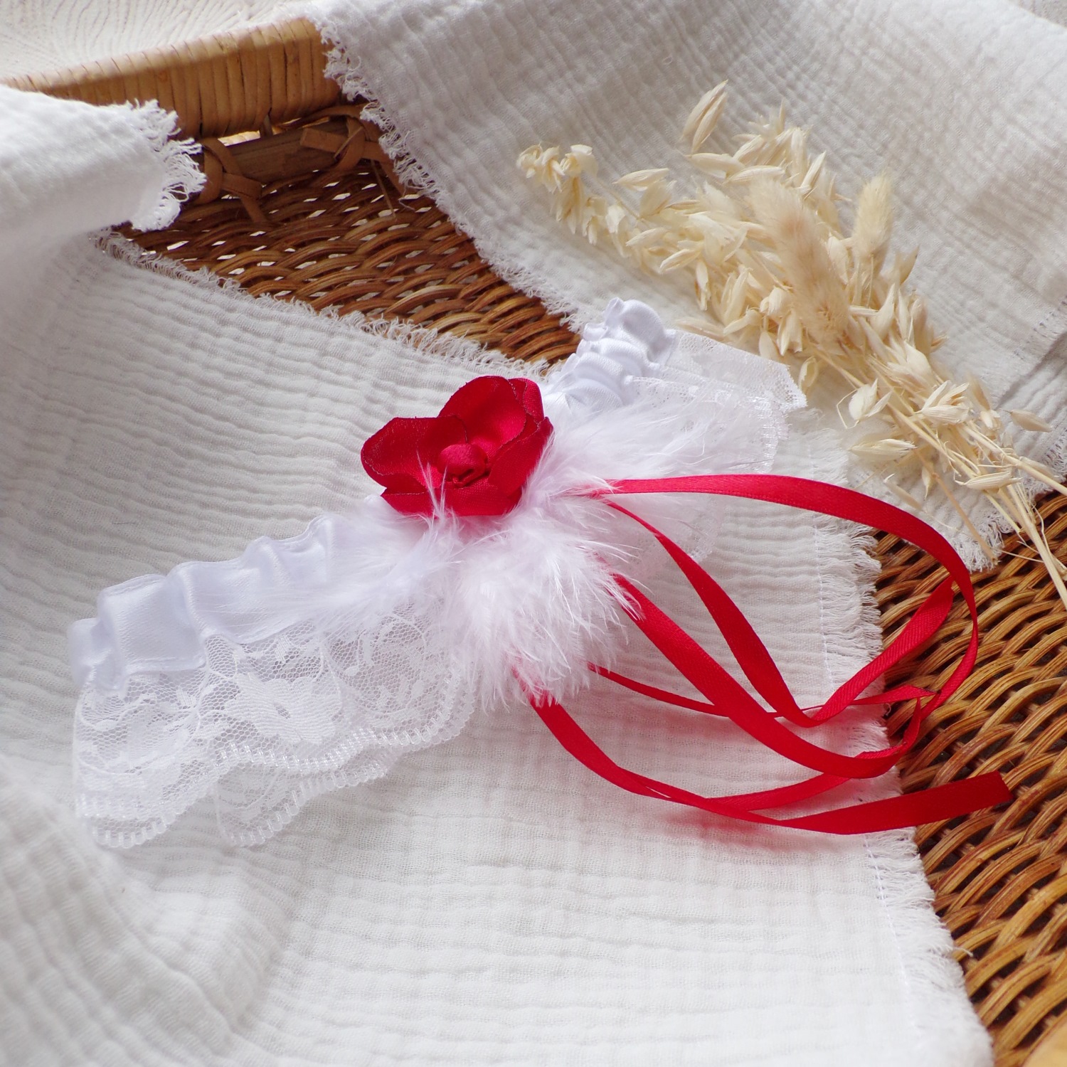 accessoire de mariée rouge et blanc dentelle plumes