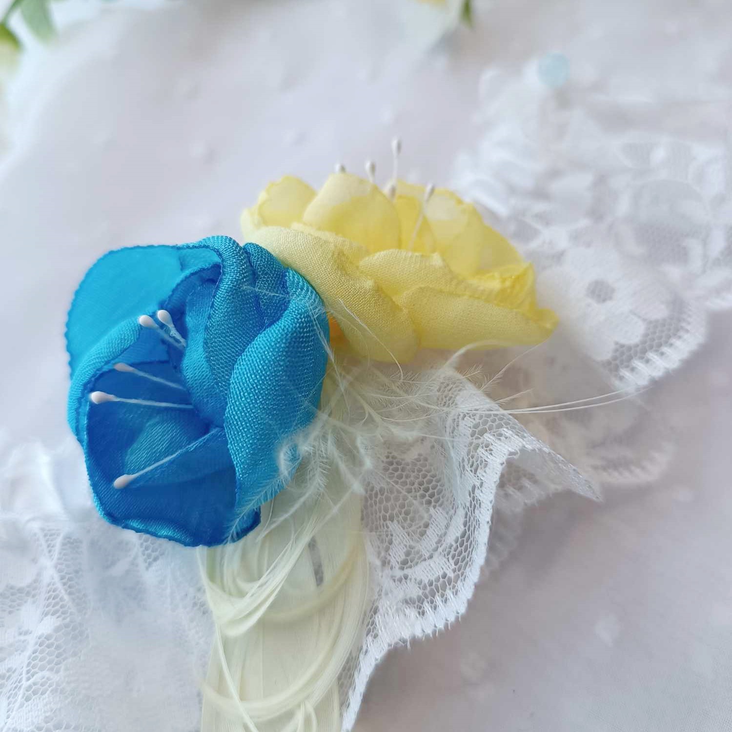 jarretière mariage dolce vita bleu jaune dentelle satin plumes