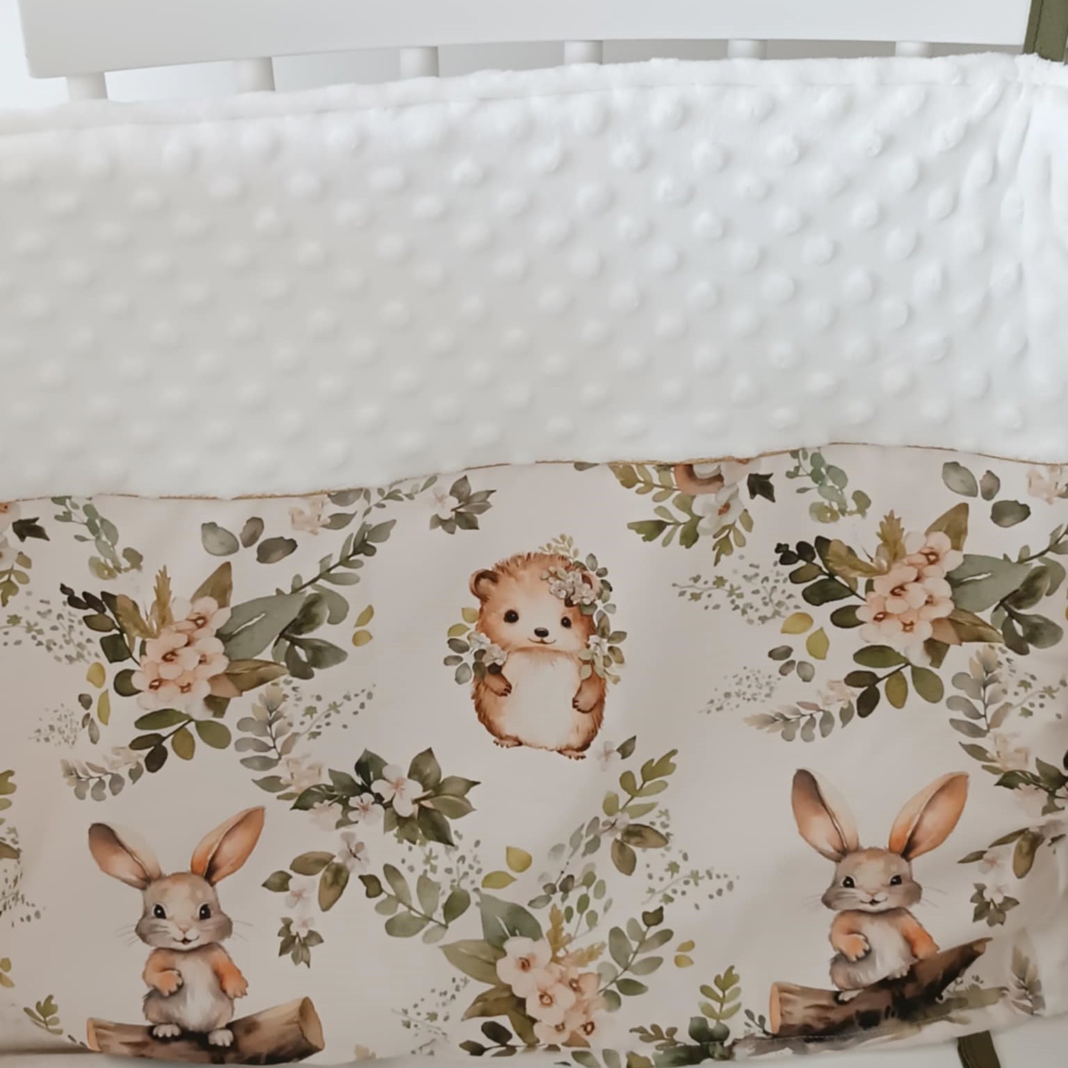Tour de lit chambre bébé vert kaki blanc forêt lapin hérisson