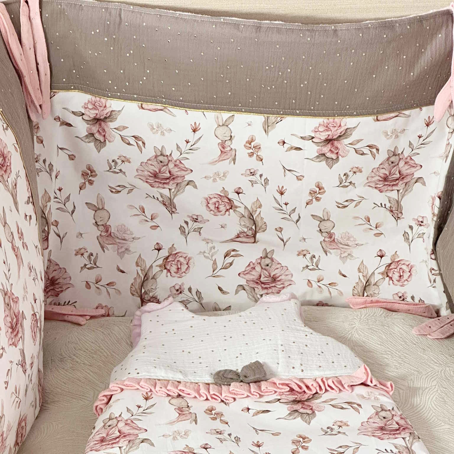 tour de lit fille  lapin rose câlin poudré