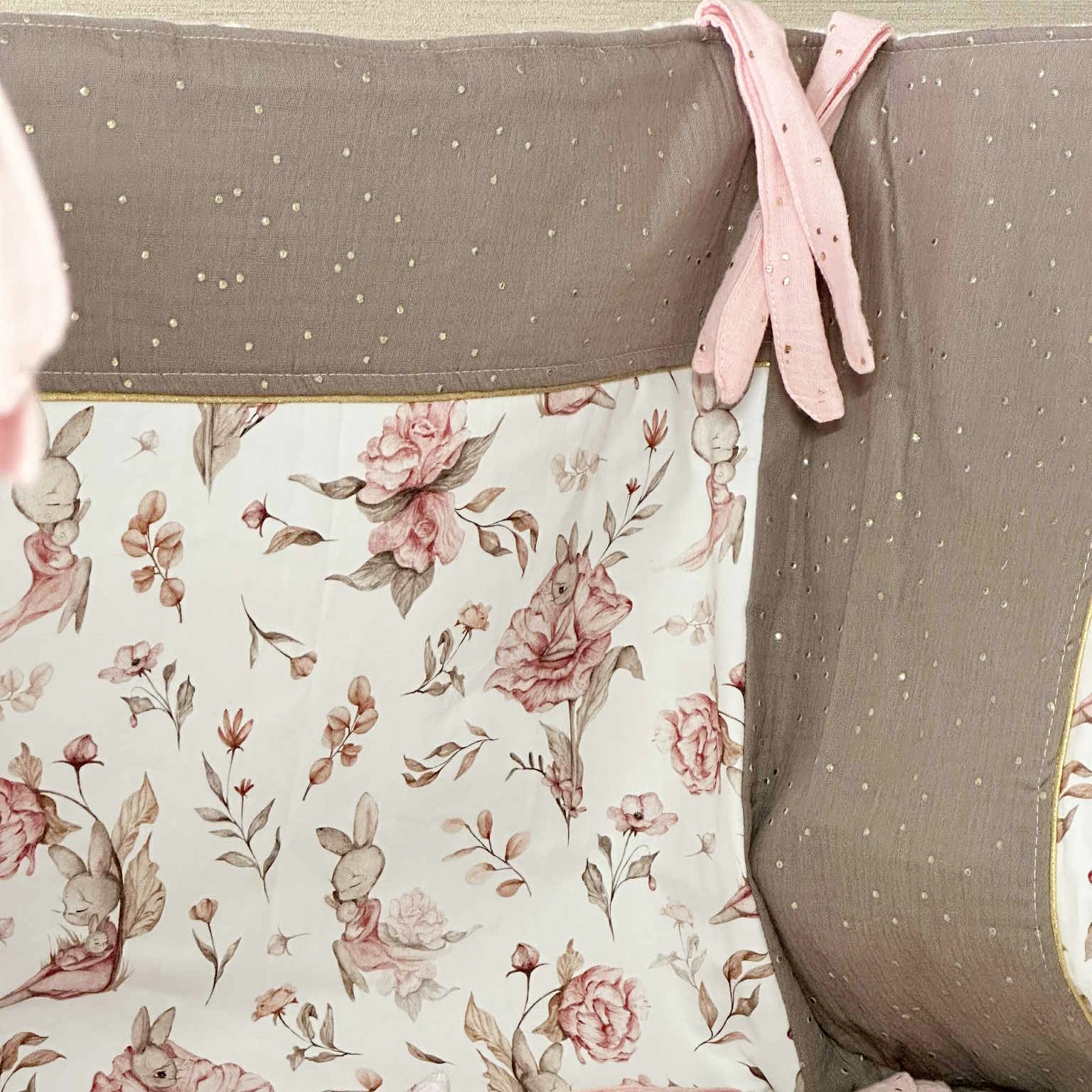 décoration chambre bébé fille lapin rose câlin poudré