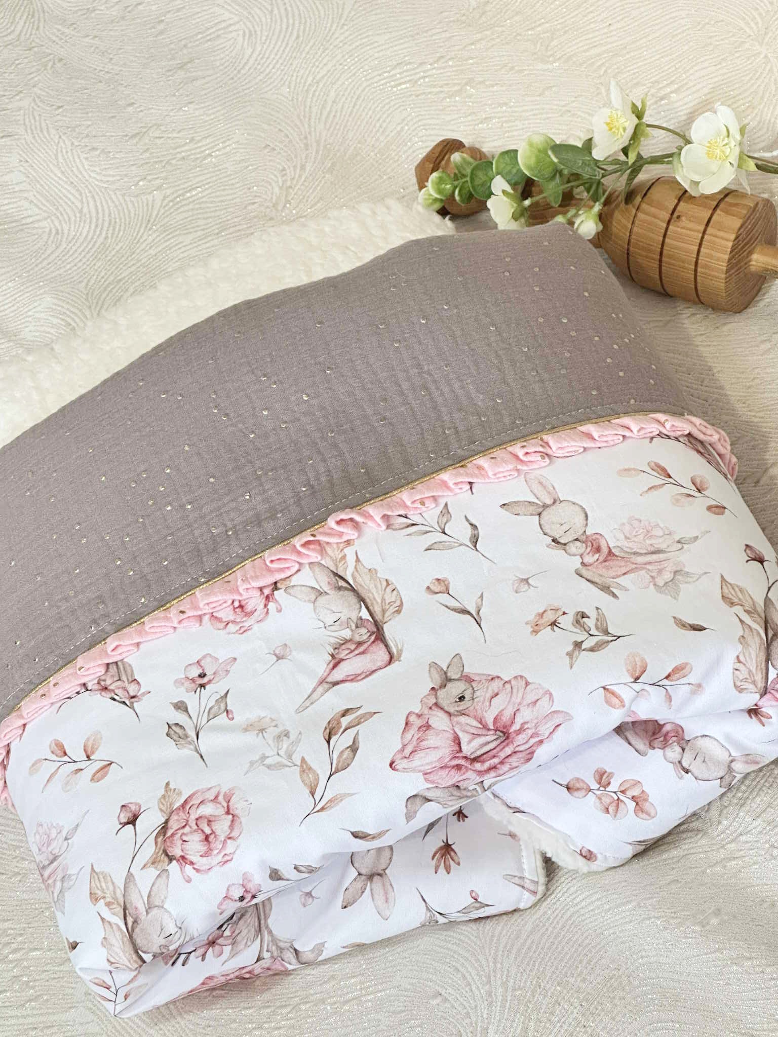 couverture bébé molletonnée câlin poudré lapin rose