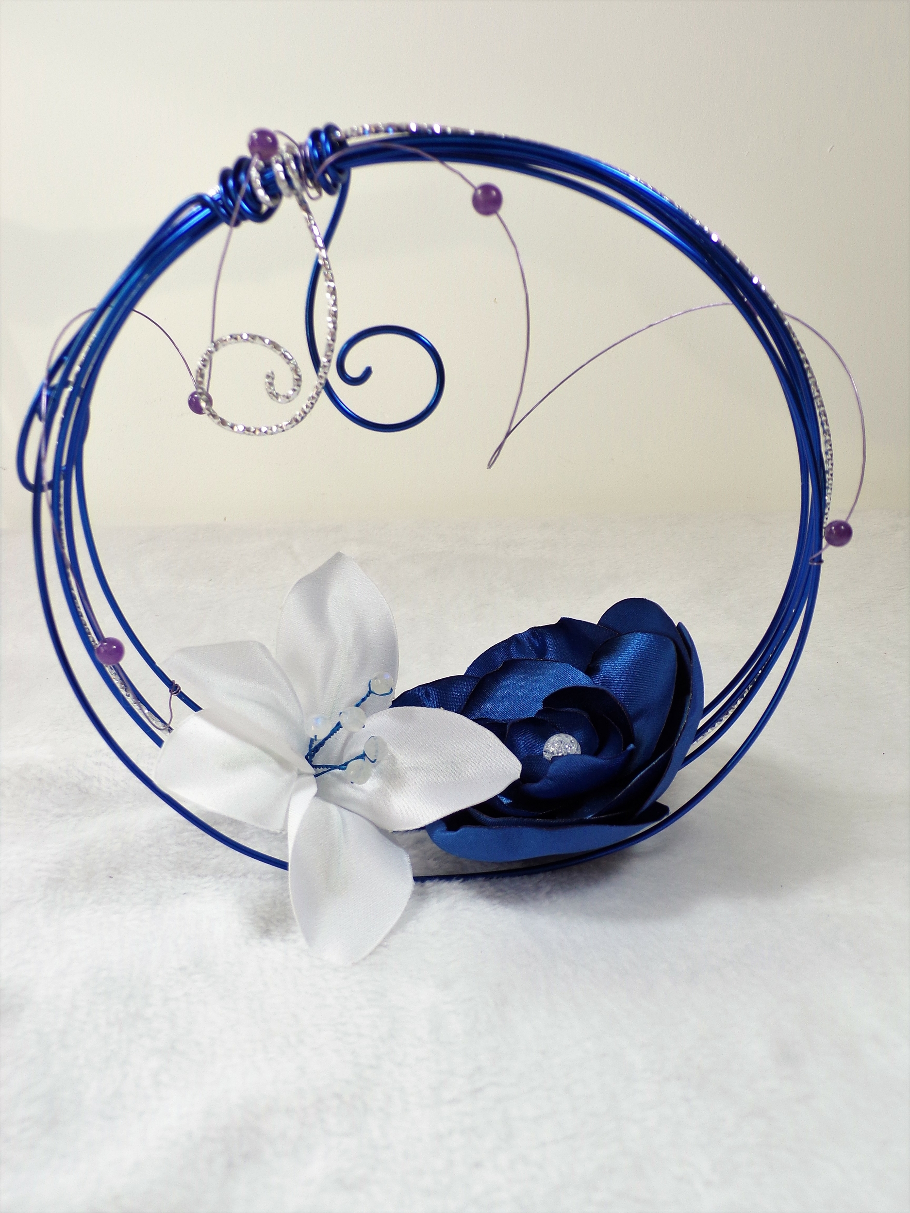 porte alliances panier fleurs bleu royal lys blanc