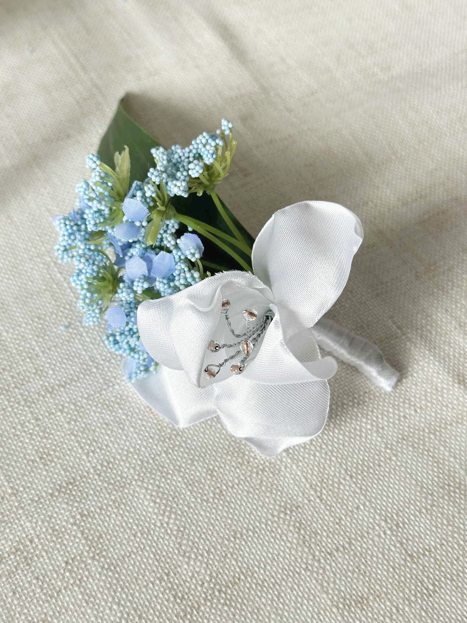 boutonnière du mariée lys bleu pastel blanc