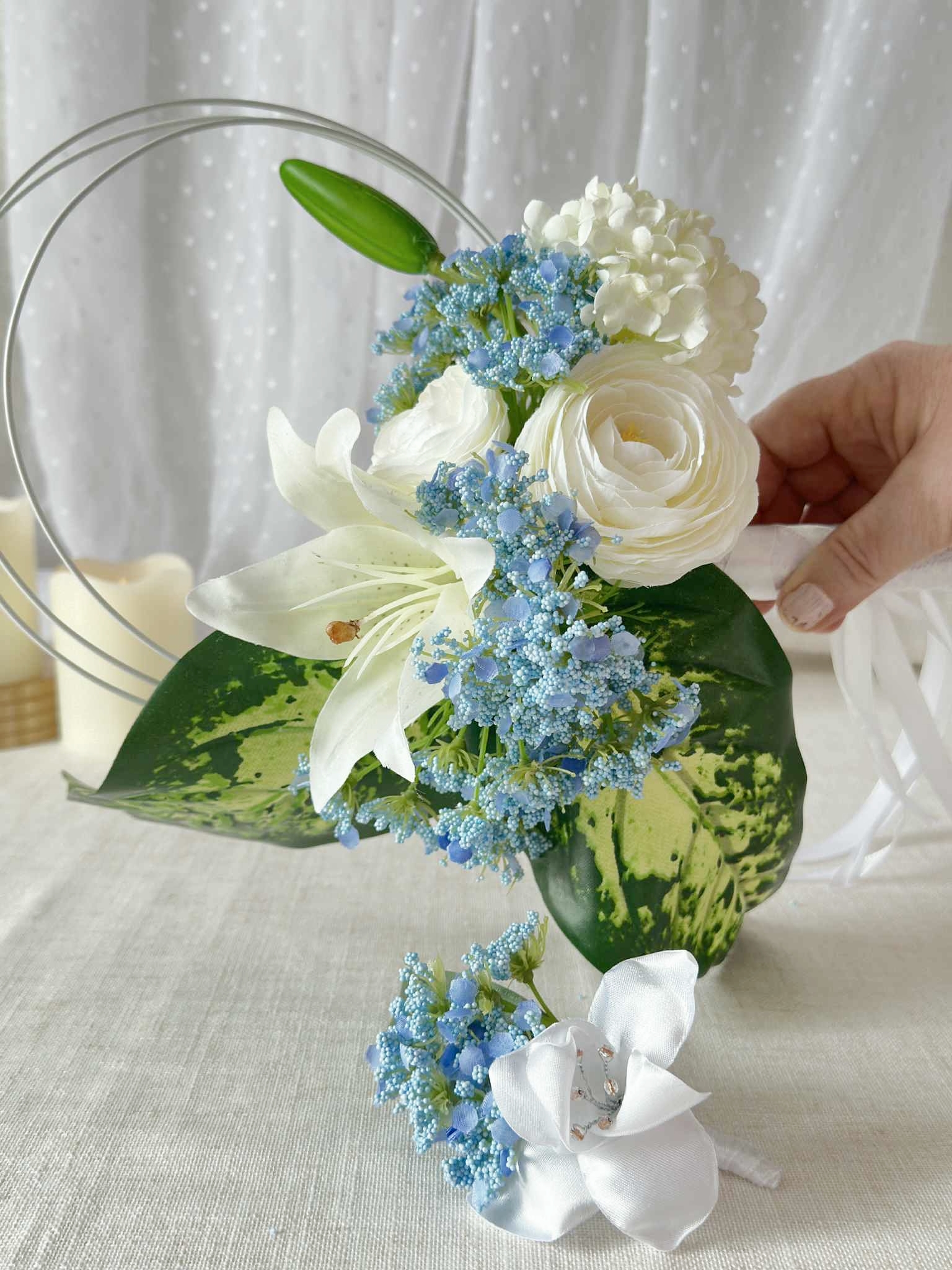 bouquet de mariée rond fleurs artificielles bleu pastel blanc