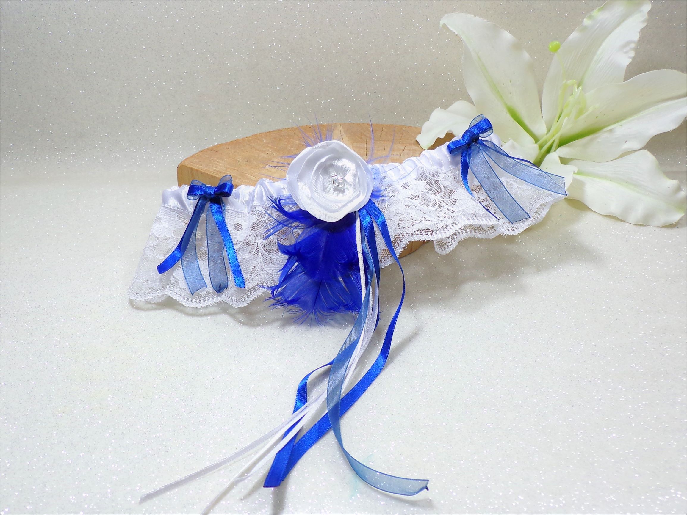 Jarretière mariage bleu roi dentelle plumes papillon personnalisé