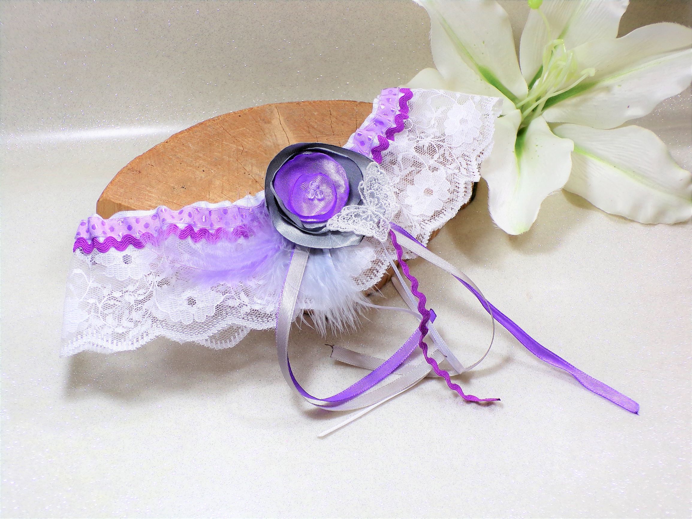 jarretière mariage mauve gris blanc dentelle plumes papillon