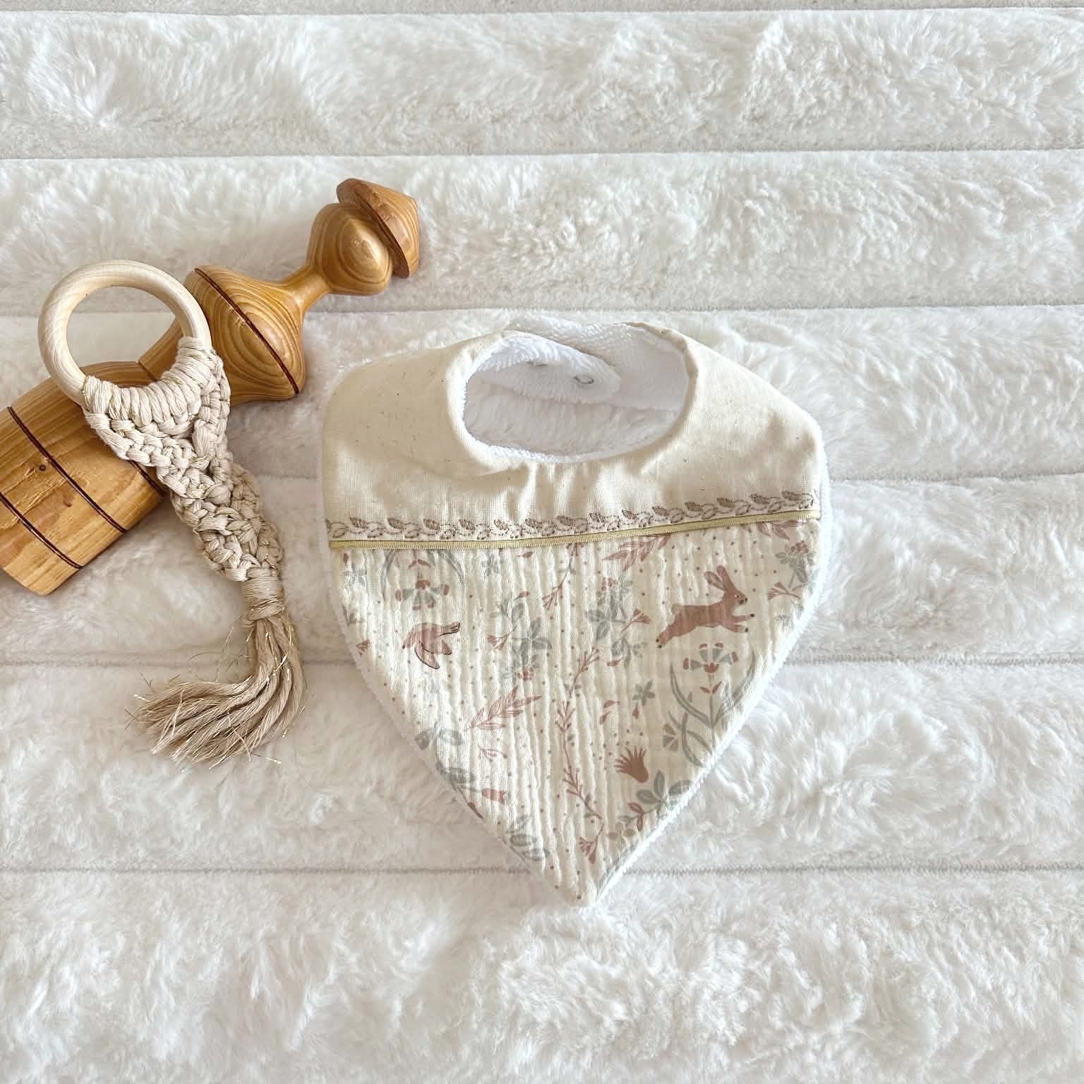 bavoir naissance lapin broderie Le jardin secret