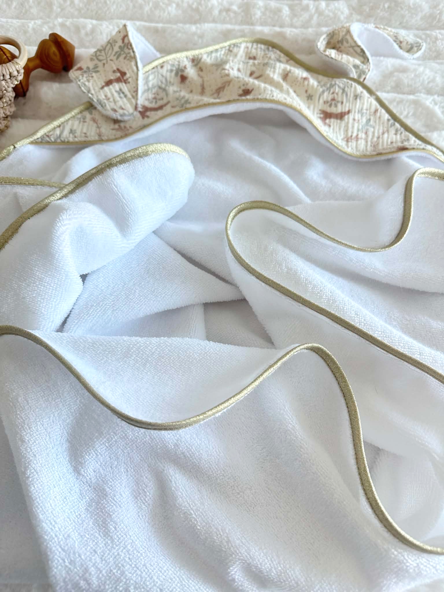 cape de bain bébé capuche oreilles lapin éponge bambou le jardin secret