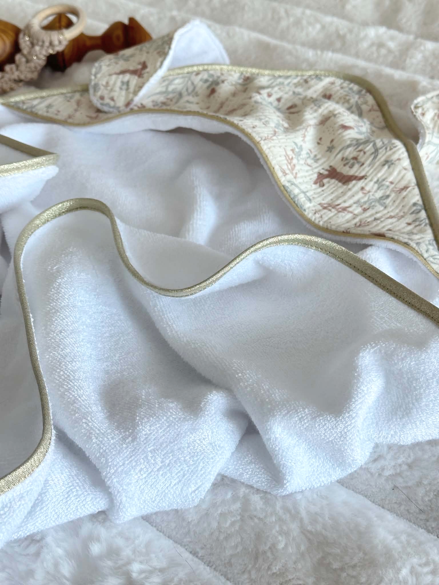 sortie de bain bébé eponge bambou capuche oreilles lapin le jardin secret