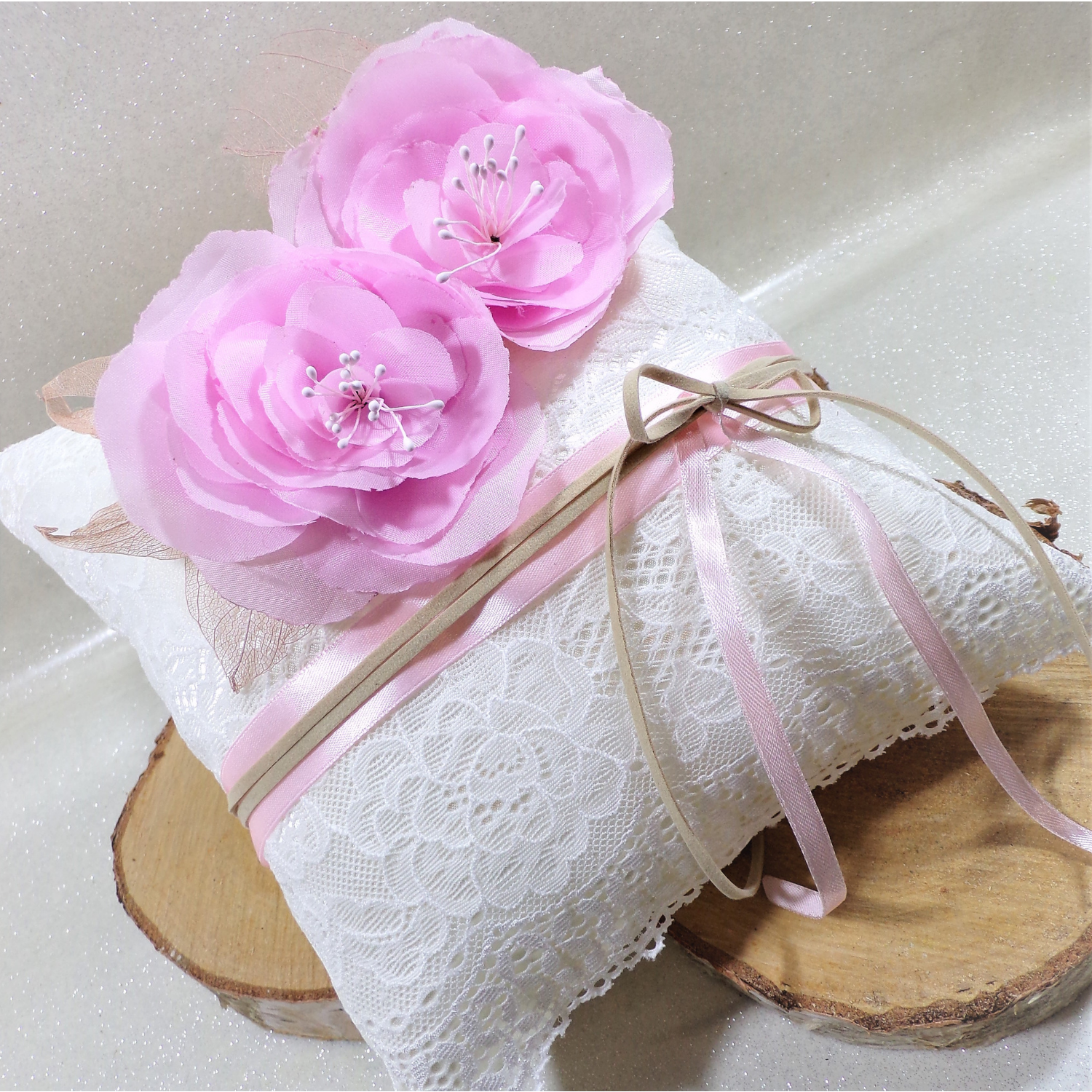 porte alliances mariage romantique dentelle satin ivoire rose fait main