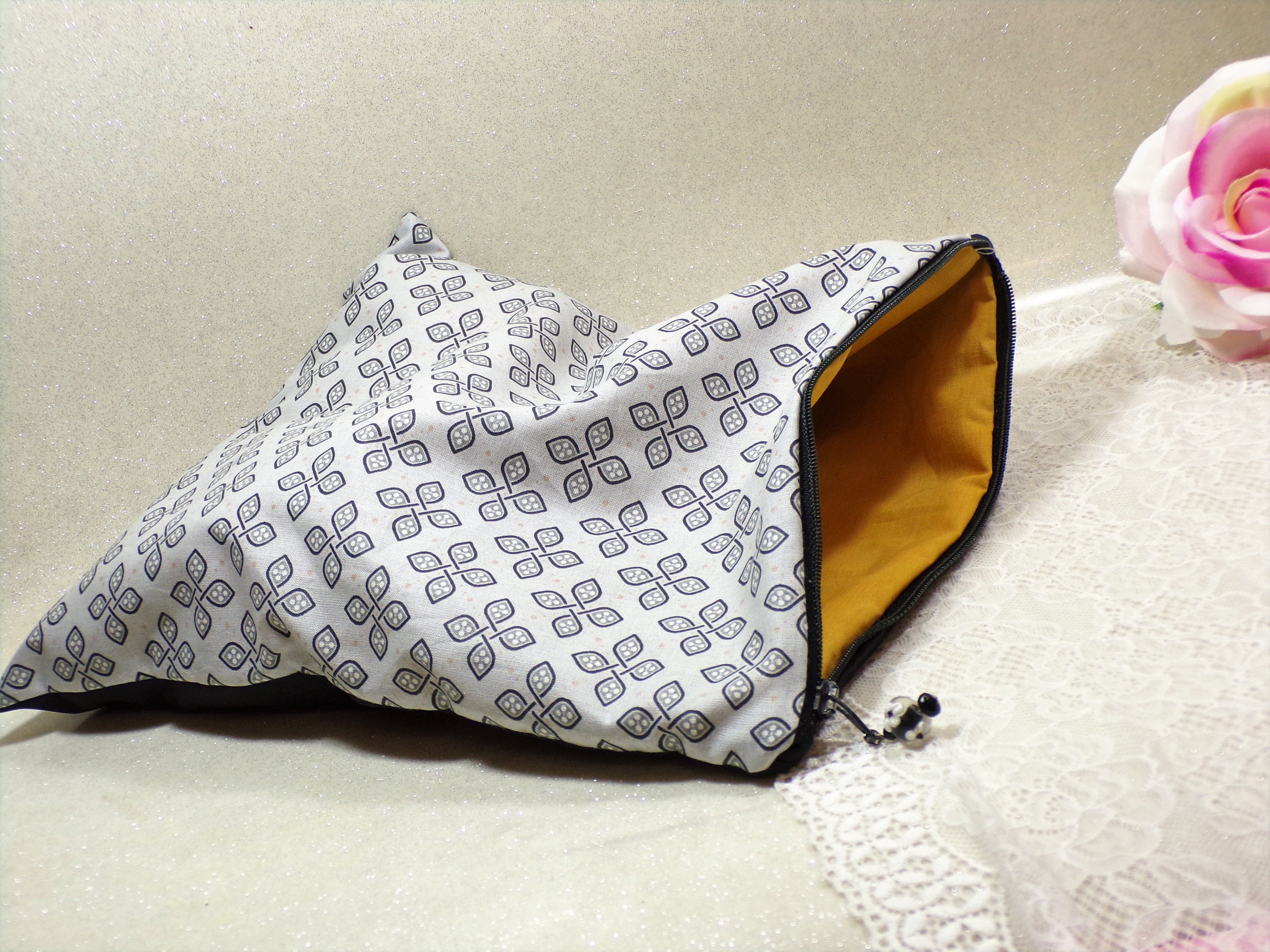 pochette pliée satin noir fait main
