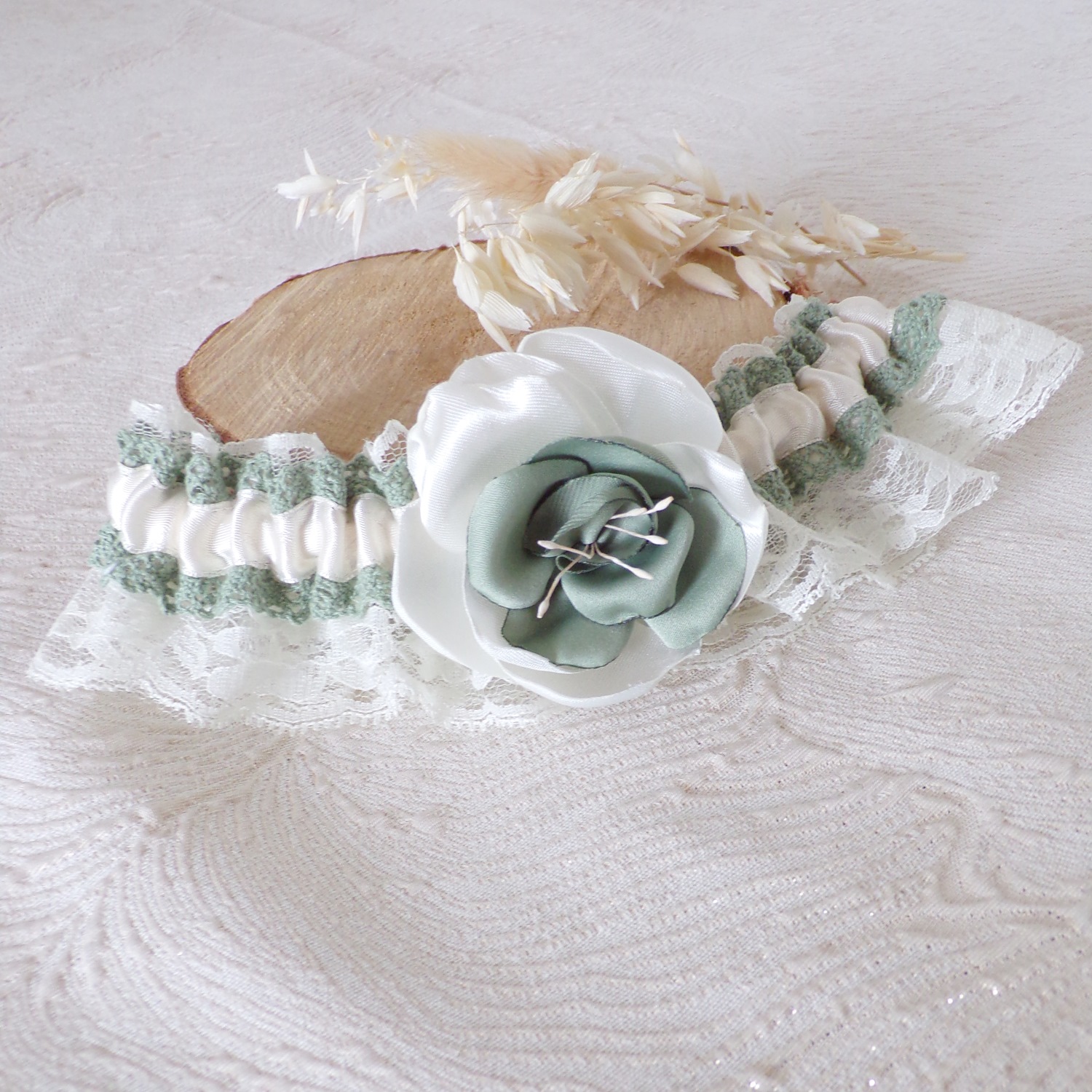 jarretiere dentelle ivoire vert sauge mariage boheme champetre