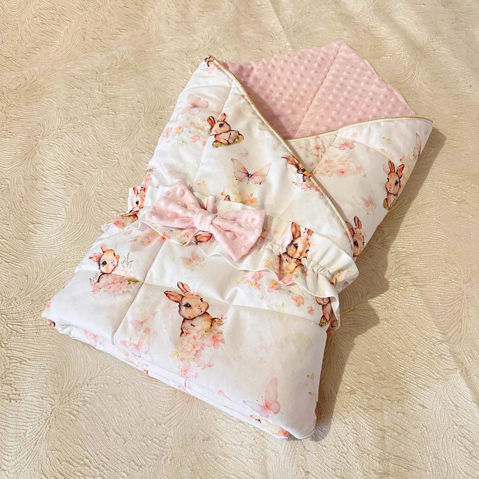 couverture emmaillotage made in france fille lapin rose cadeau naissance