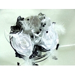 Bouquet de mariée fleurs tissu noir et blanc plumes dentelle perles
